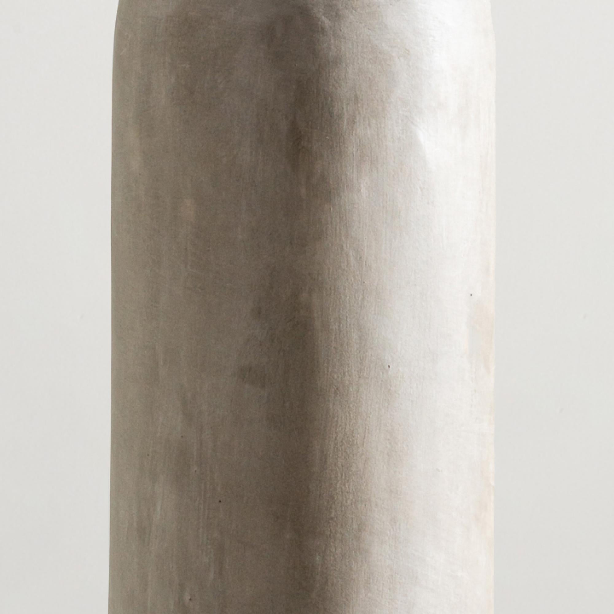 Vaso alto Aurora, forma organica realizzata a mano con una sottile texture grigia In condizioni Nuovo in vendita a New York, US