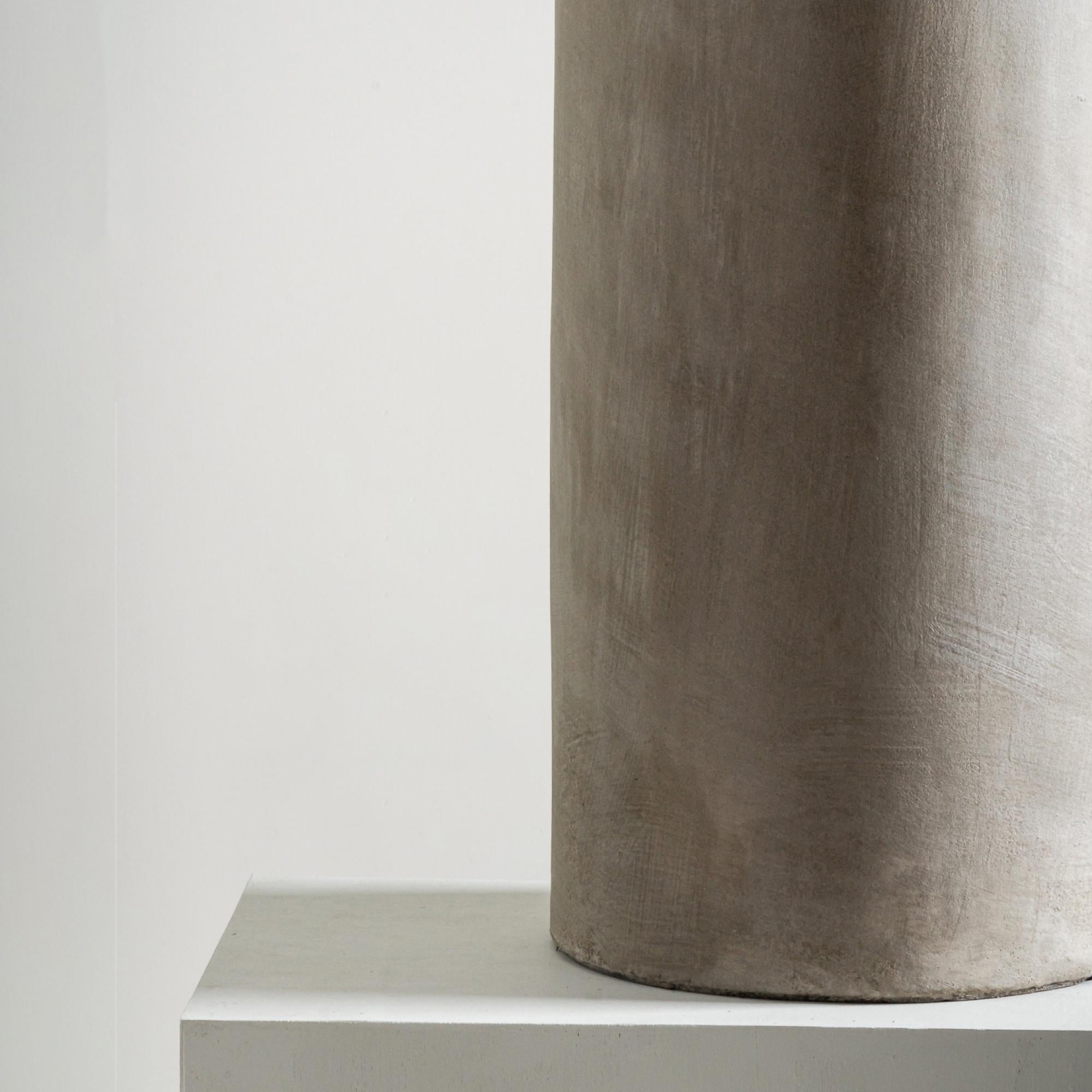 XXI secolo e contemporaneo Vaso alto Aurora, forma organica realizzata a mano con una sottile texture grigia in vendita