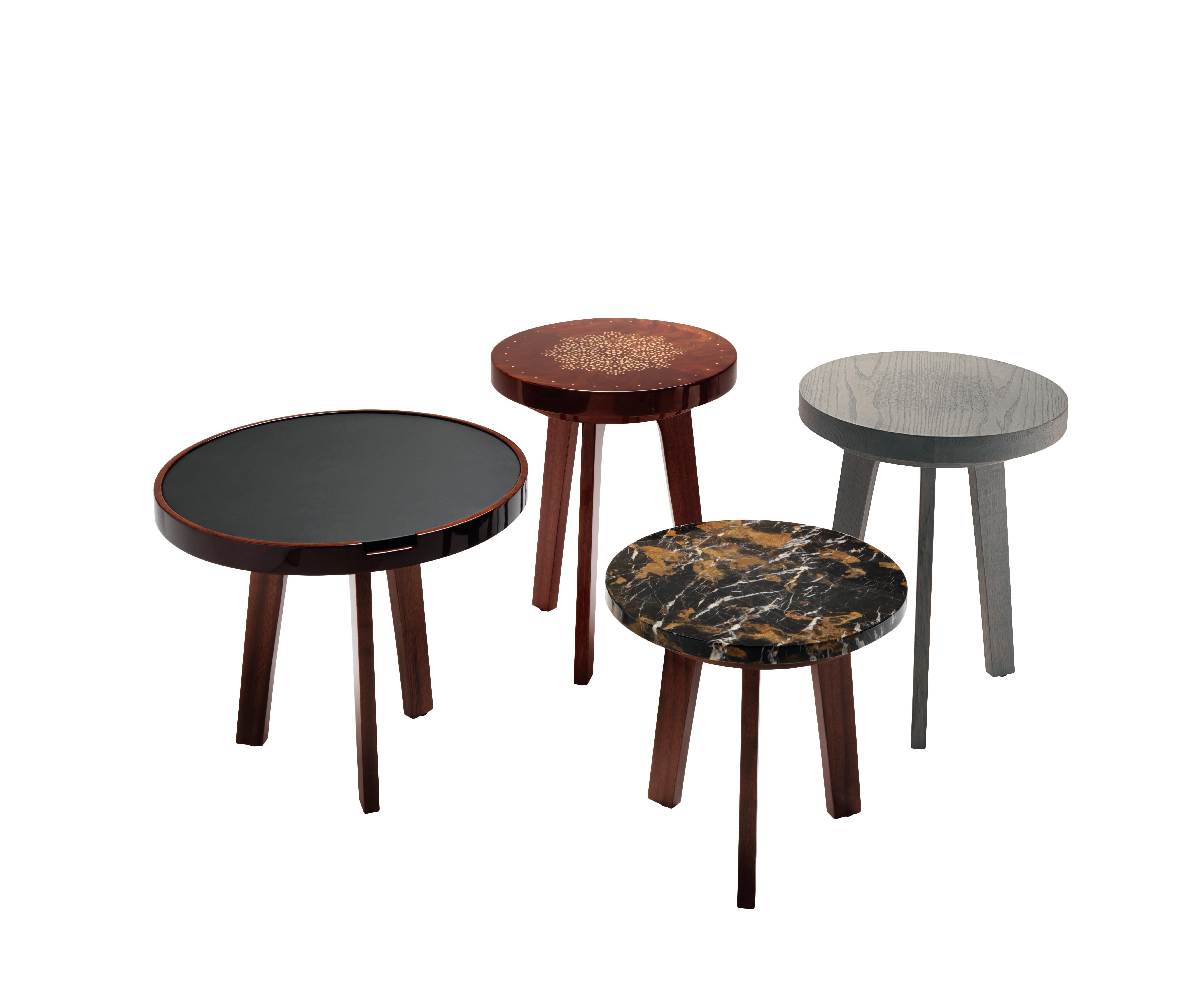 La table à cocktail Aurous, conçue par Archer & Humphryes Architects, témoigne d'un design luxueux et d'un savoir-faire méticuleux. Le captivant plateau en marbre noir et or vole la vedette, créant un contraste visuel saisissant qui respire