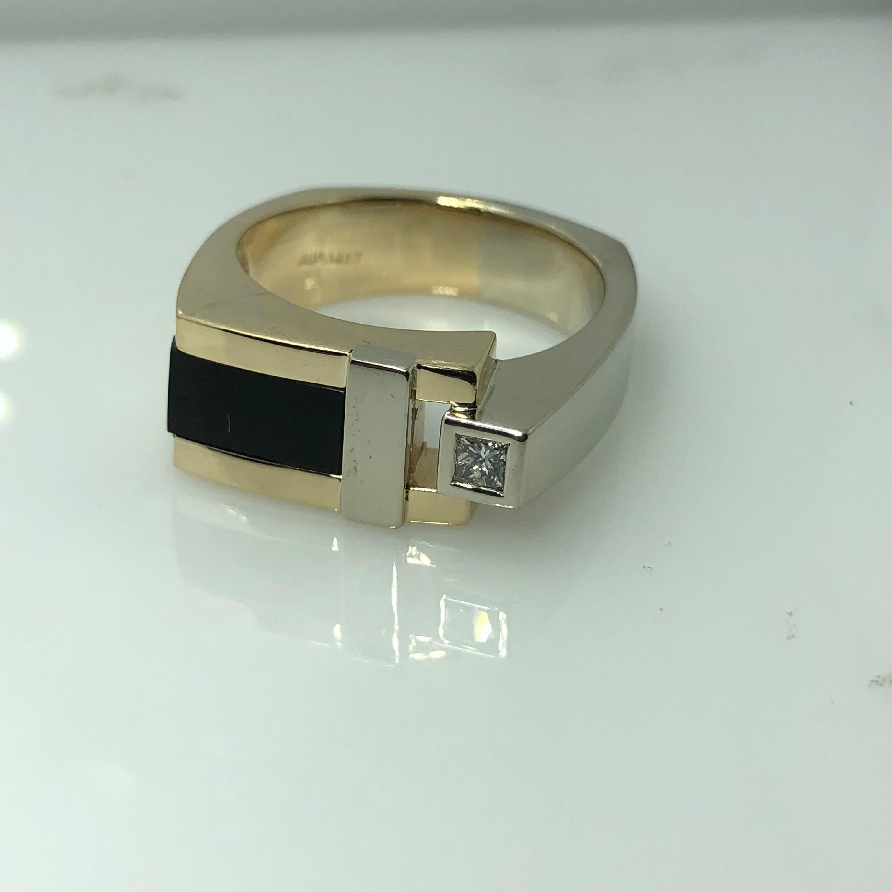 Aurum 14 Karat Two-Tone Diamond and Onyx Contemporary Ring For Sale 1