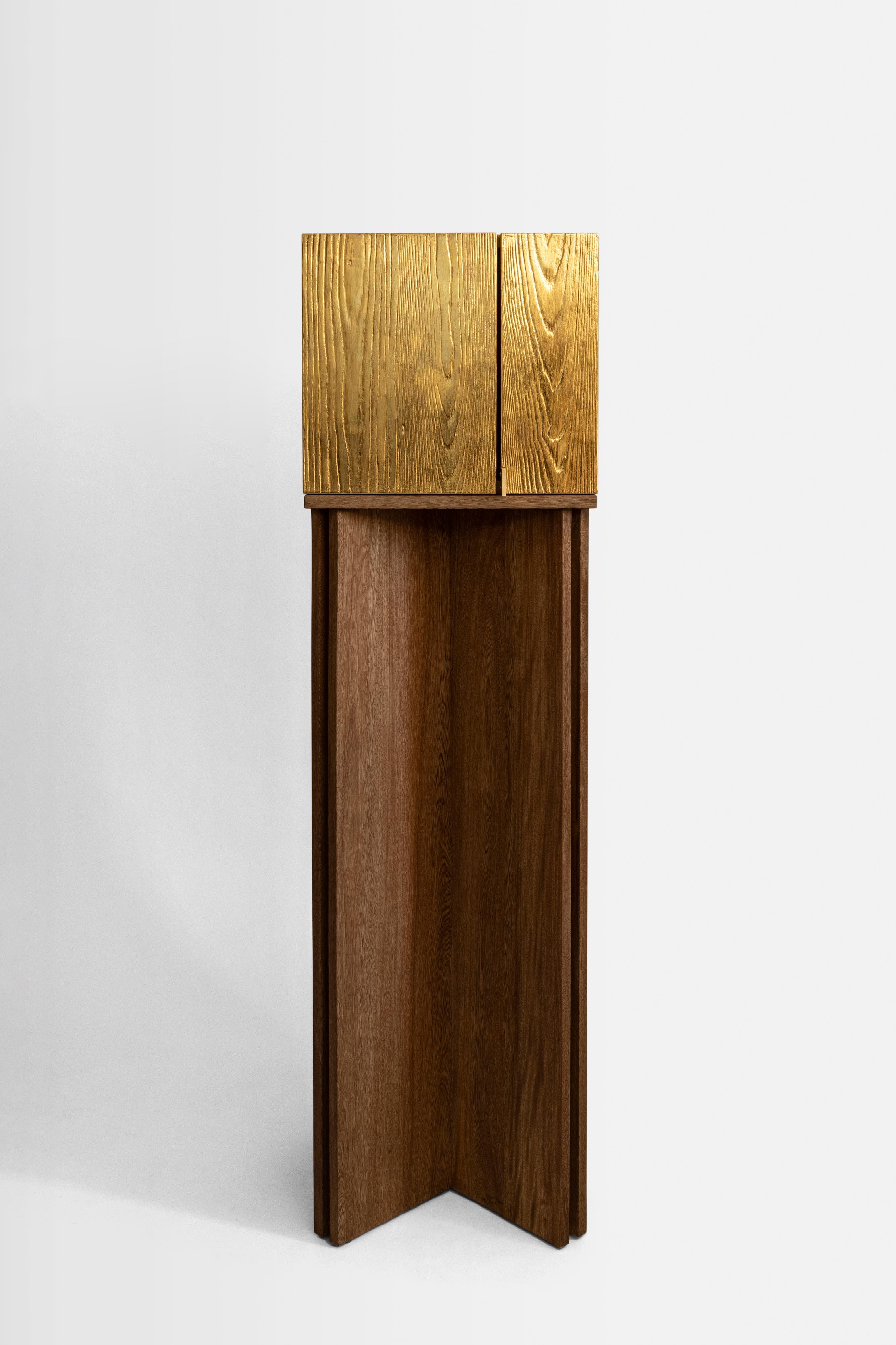 Die Architekten Karla Vázquez von KV und Caterina Moretti von Peca haben gemeinsam die Aurum Cabinets geschaffen, skulpturale Werke und Unikate, die einen ehrlichen Dialog über die uns am nächsten stehenden Gegenstände eröffnen sollen.

Jedes Stück