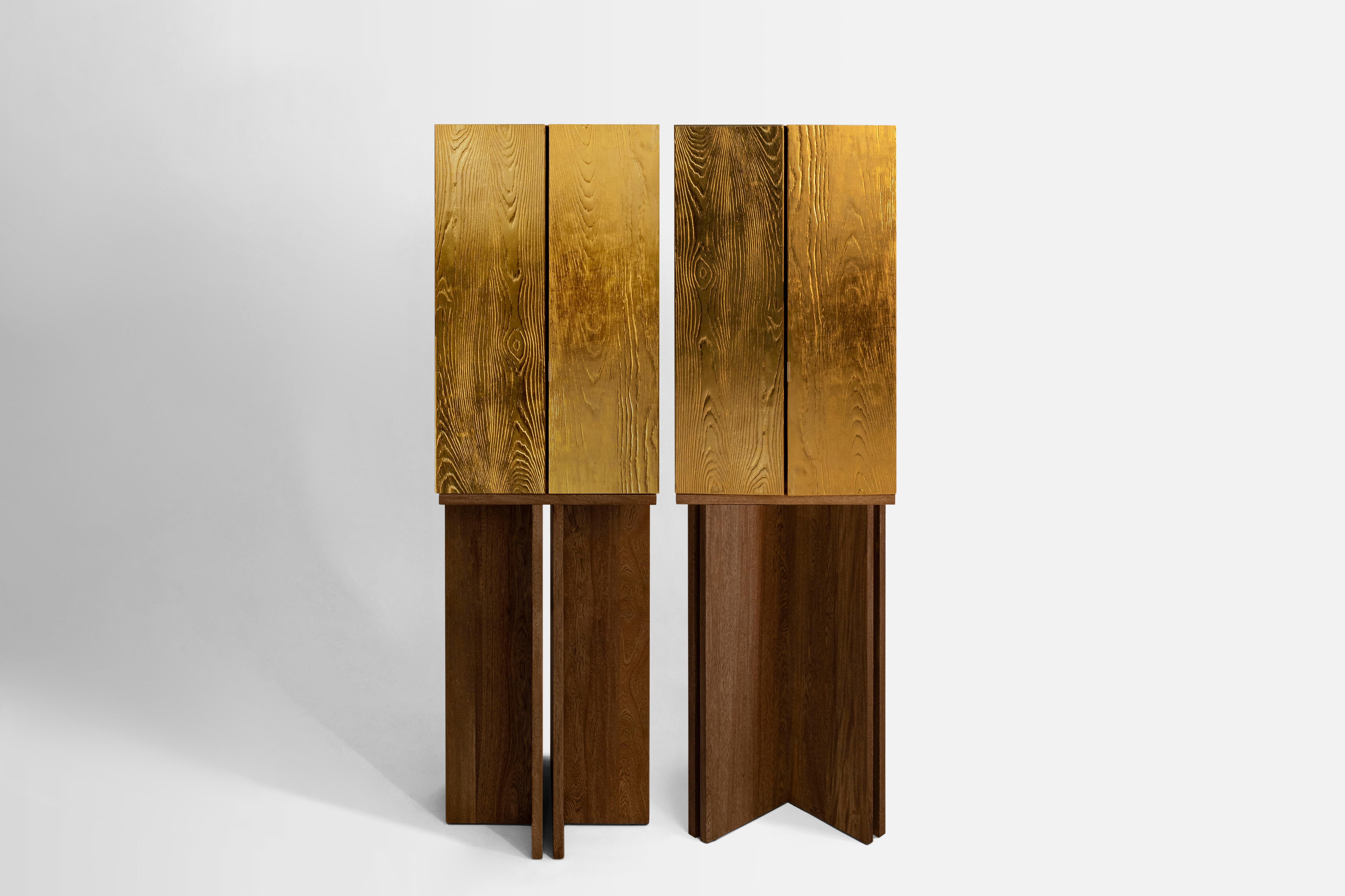 Les architectes Karla Vázquez de KV et Caterina Moretti de Peca ont collaboré pour créer The Aurum Cabinets, qui sont des œuvres sculpturales et des pièces uniques visant à ouvrir des dialogues honnêtes sur les objets les plus proches de