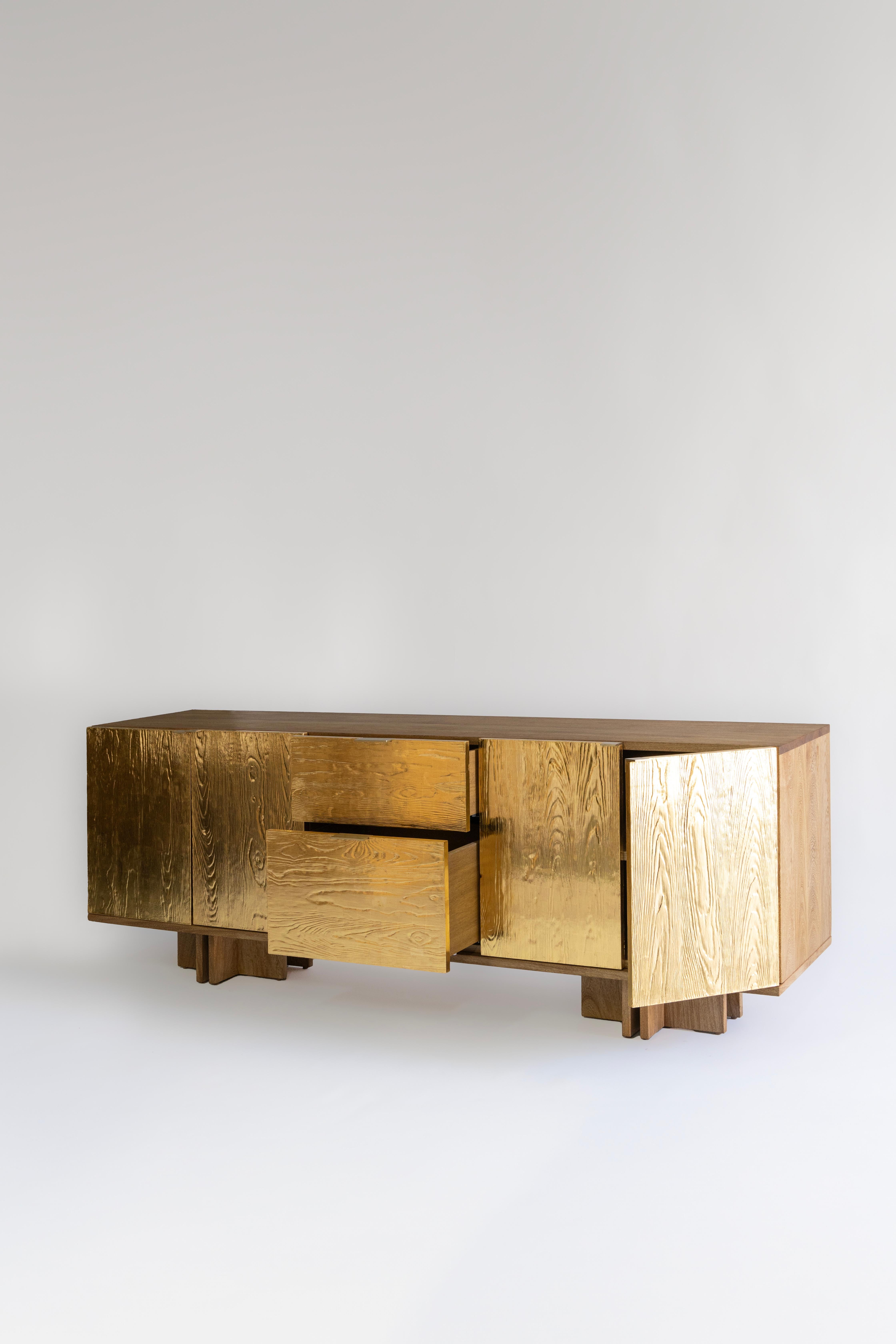 Die Architekten Karla Vázquez von KV und Caterina Moretti von Peca kollaborierten, um die Aurum Credenza zu schaffen, ein skulpturales Werk und einzigartiges Stück, das einen ehrlichen Dialog über die uns am nächsten stehenden Objekte eröffnen