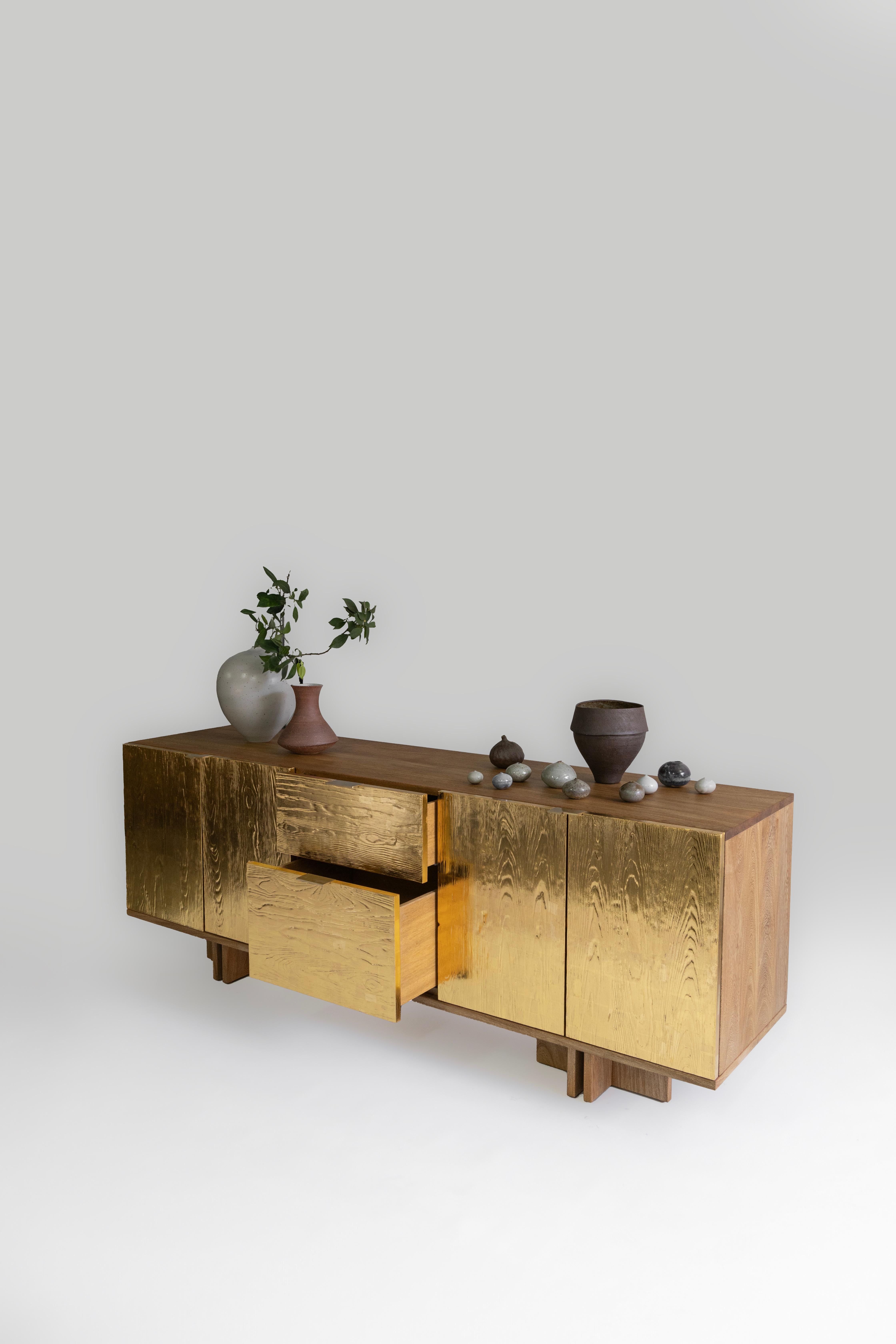 AURUM Anrichte, Esche und rosa Morada-Holz, 23k Gold (Minimalistisch) im Angebot