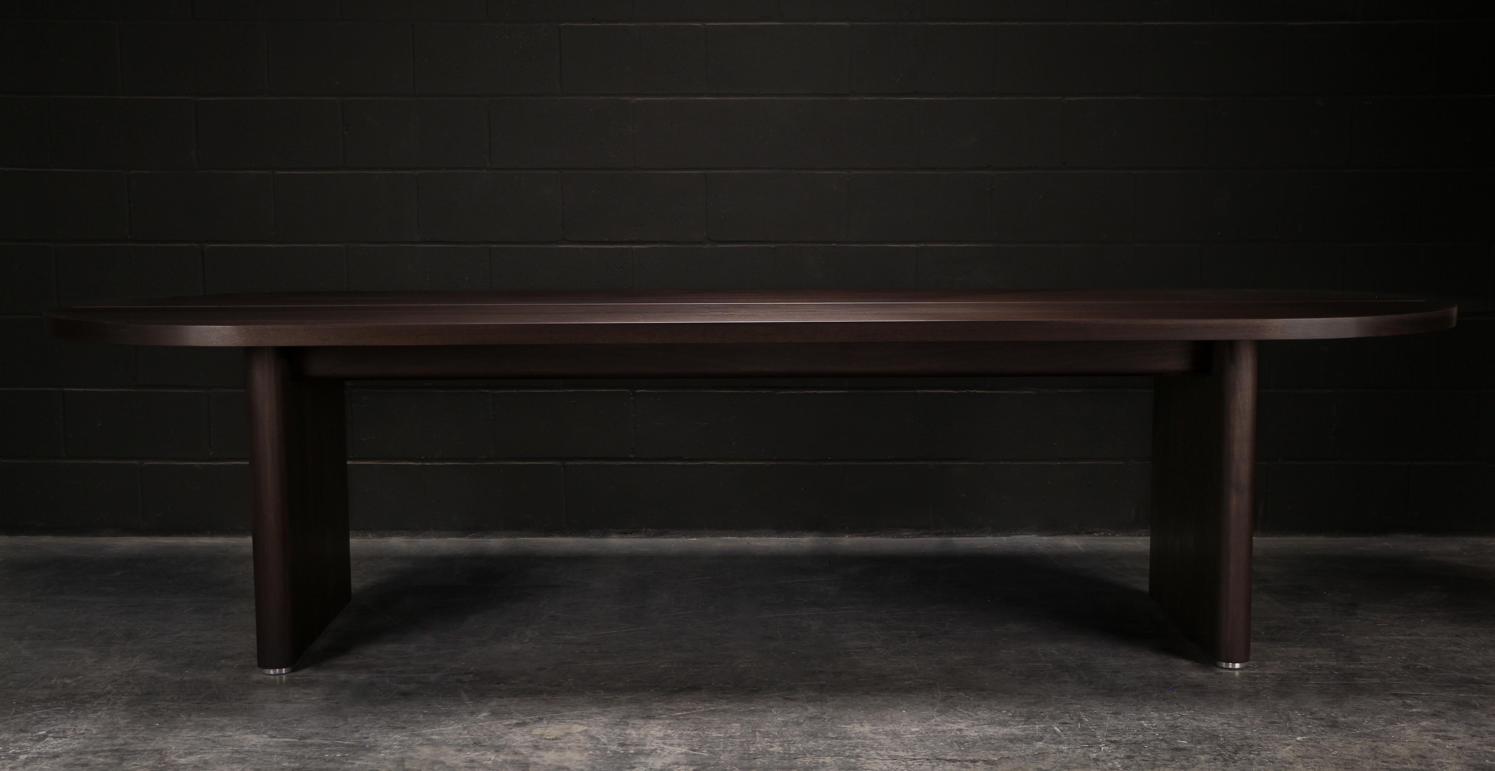 AURUM Esstisch von AMBROZIA, oxidiertes Nussbaumholz und poliertes Aluminium (10ft) (Ebonisiert) im Angebot