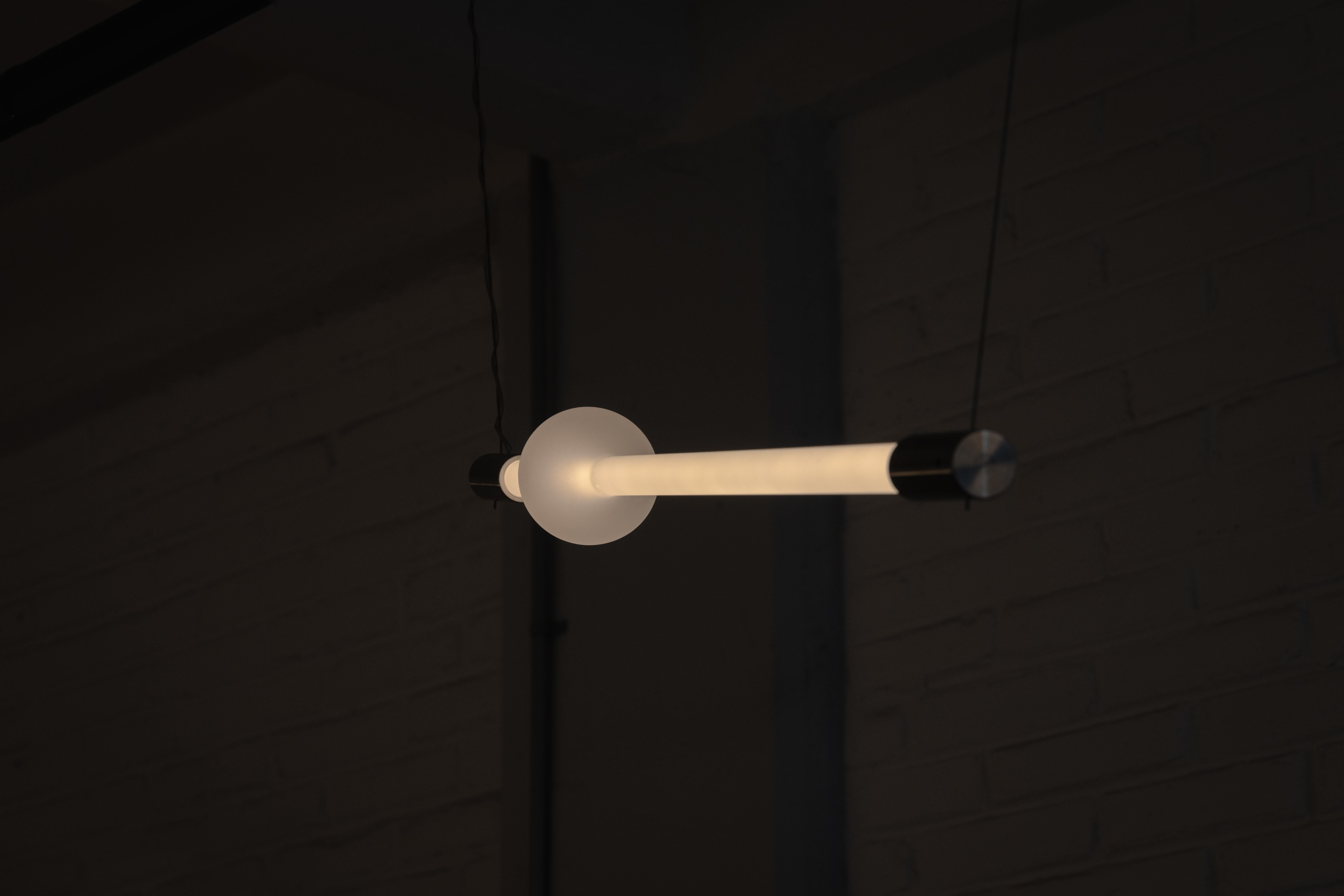 Lampada a sospensione media Aurum in acciaio inossidabile e vetro smerigliato di Nuumbra
Dimensioni: Ø 90 x H. 90 cm. 
Materiali: Vetro smerigliato e acciaio inossidabile.

Disponibile in tre diverse opzioni di larghezza: 60 cm, 90 cm e 120 cm. I