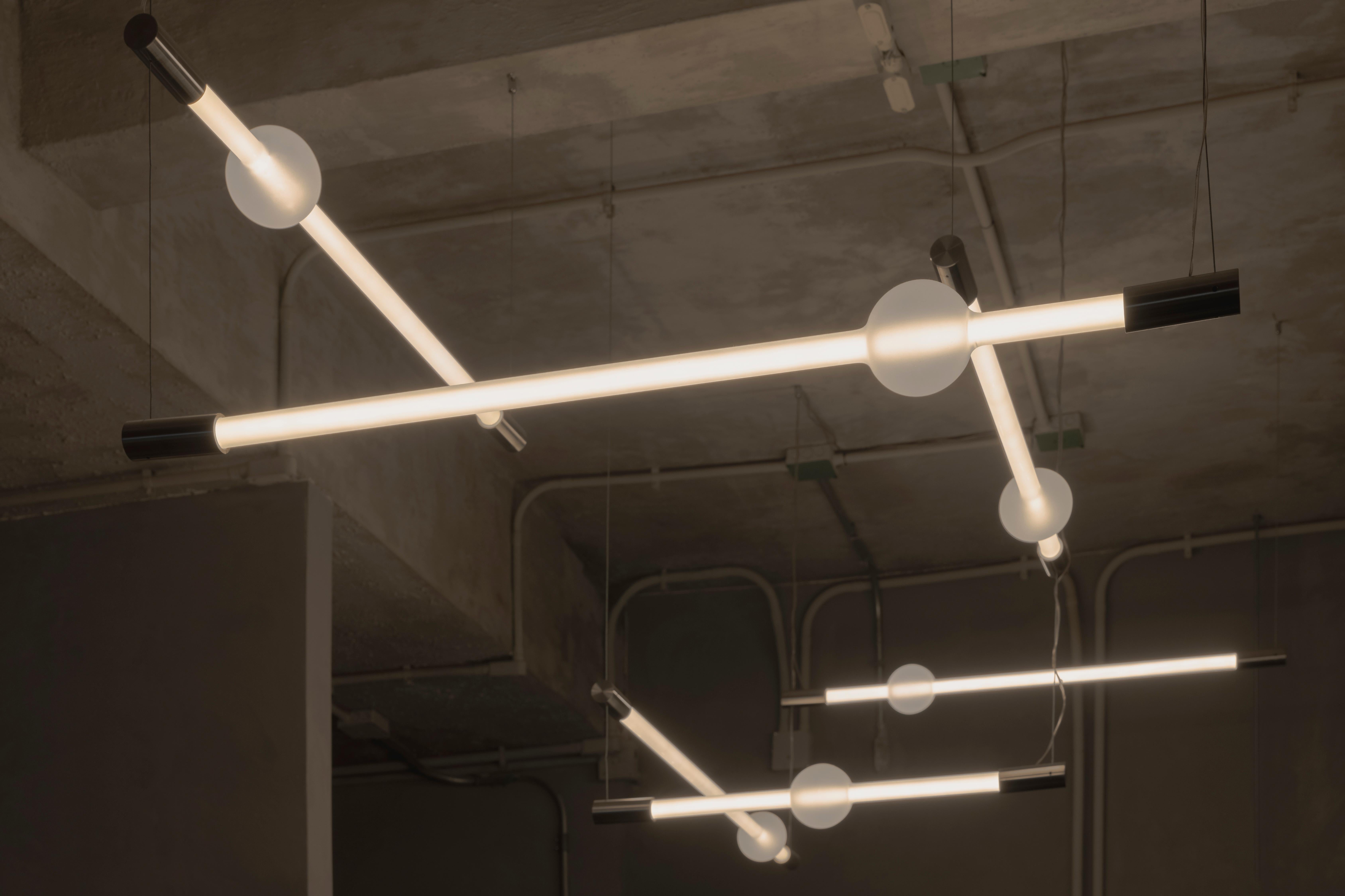 Moderno Lampada a sospensione media Aurum in acciaio inossidabile e vetro smerigliato di Nuumbra in vendita