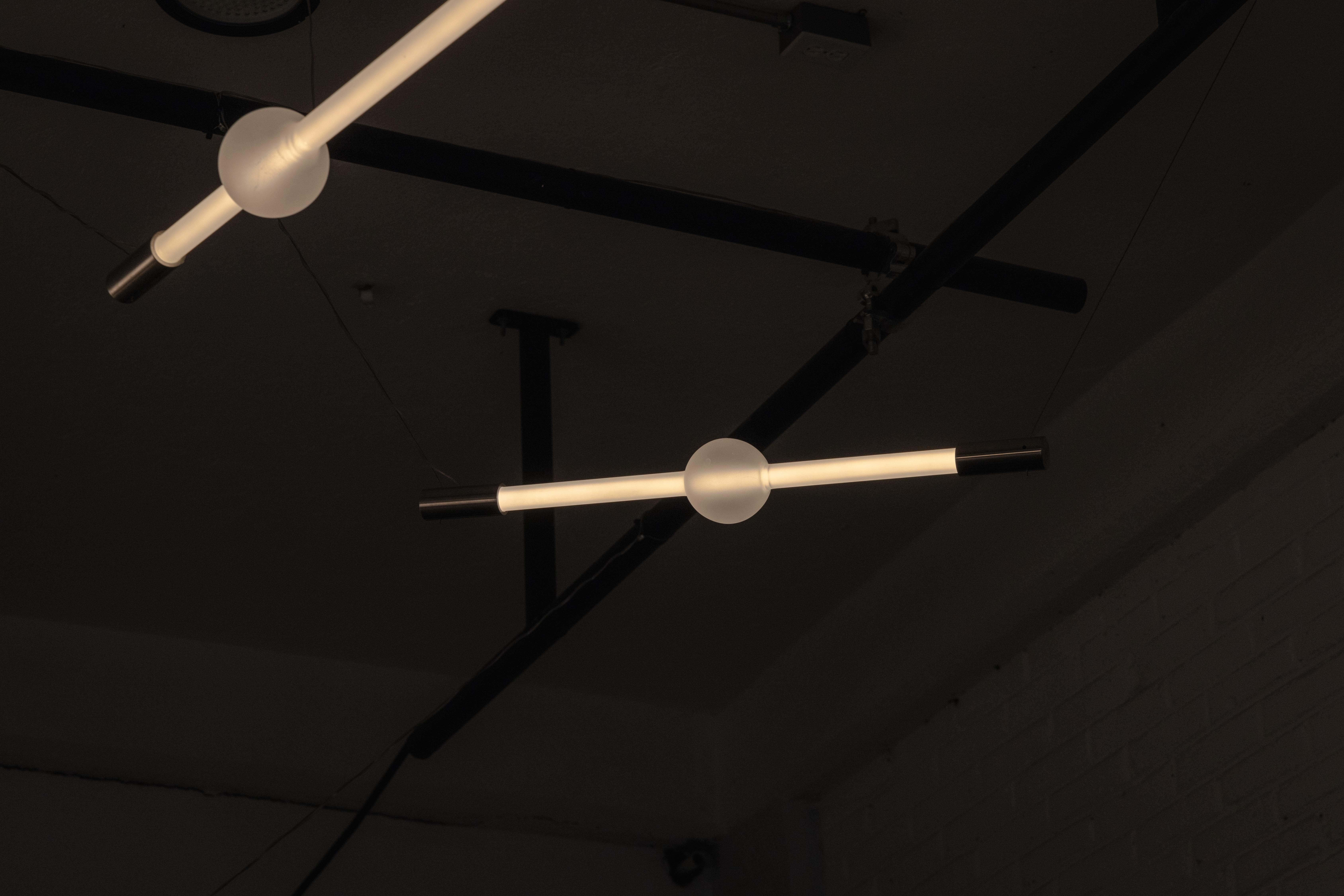 Messicano Lampada a sospensione media Aurum in acciaio inossidabile e vetro smerigliato di Nuumbra in vendita