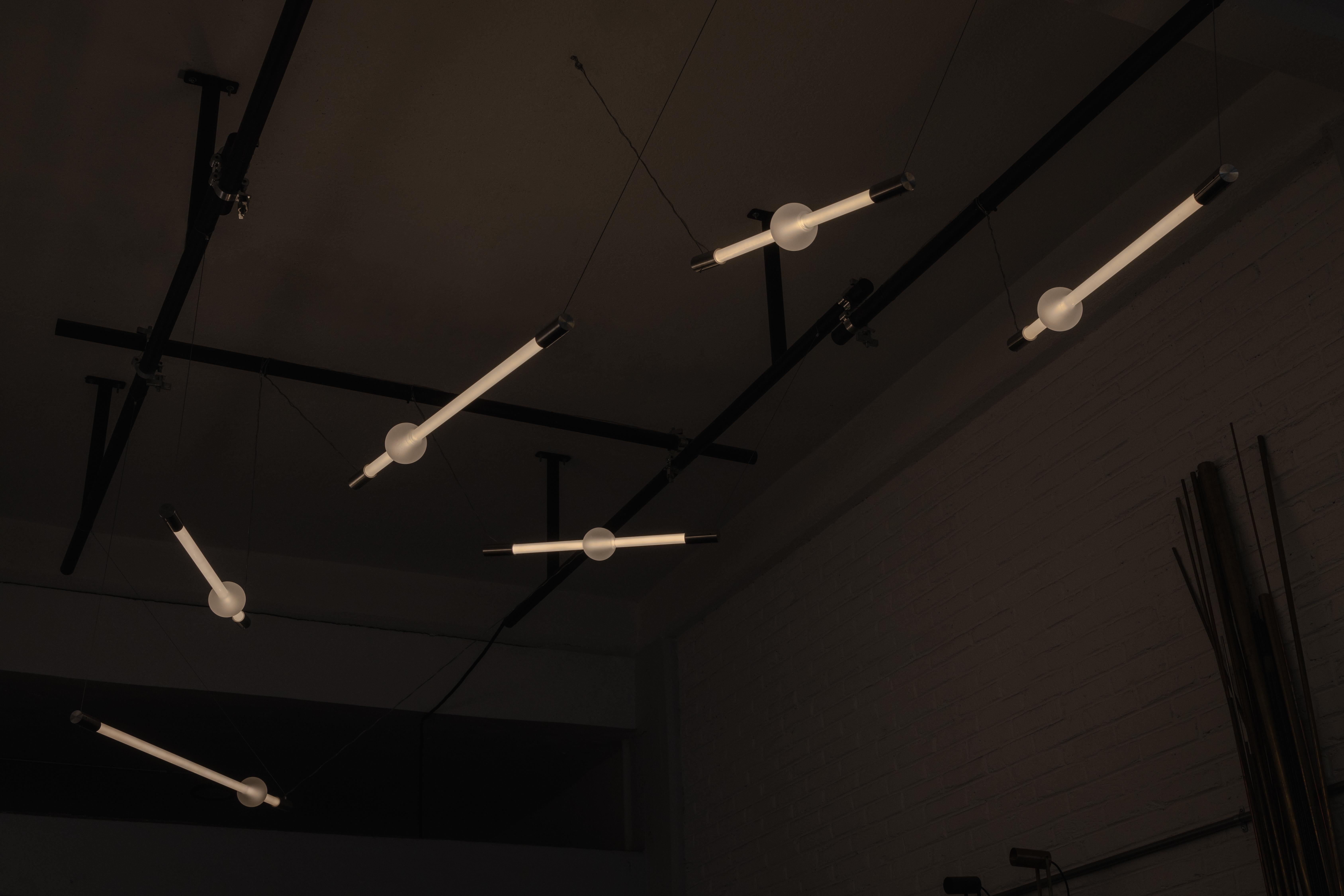 Satinato Lampada a sospensione media Aurum in acciaio inossidabile e vetro smerigliato di Nuumbra in vendita