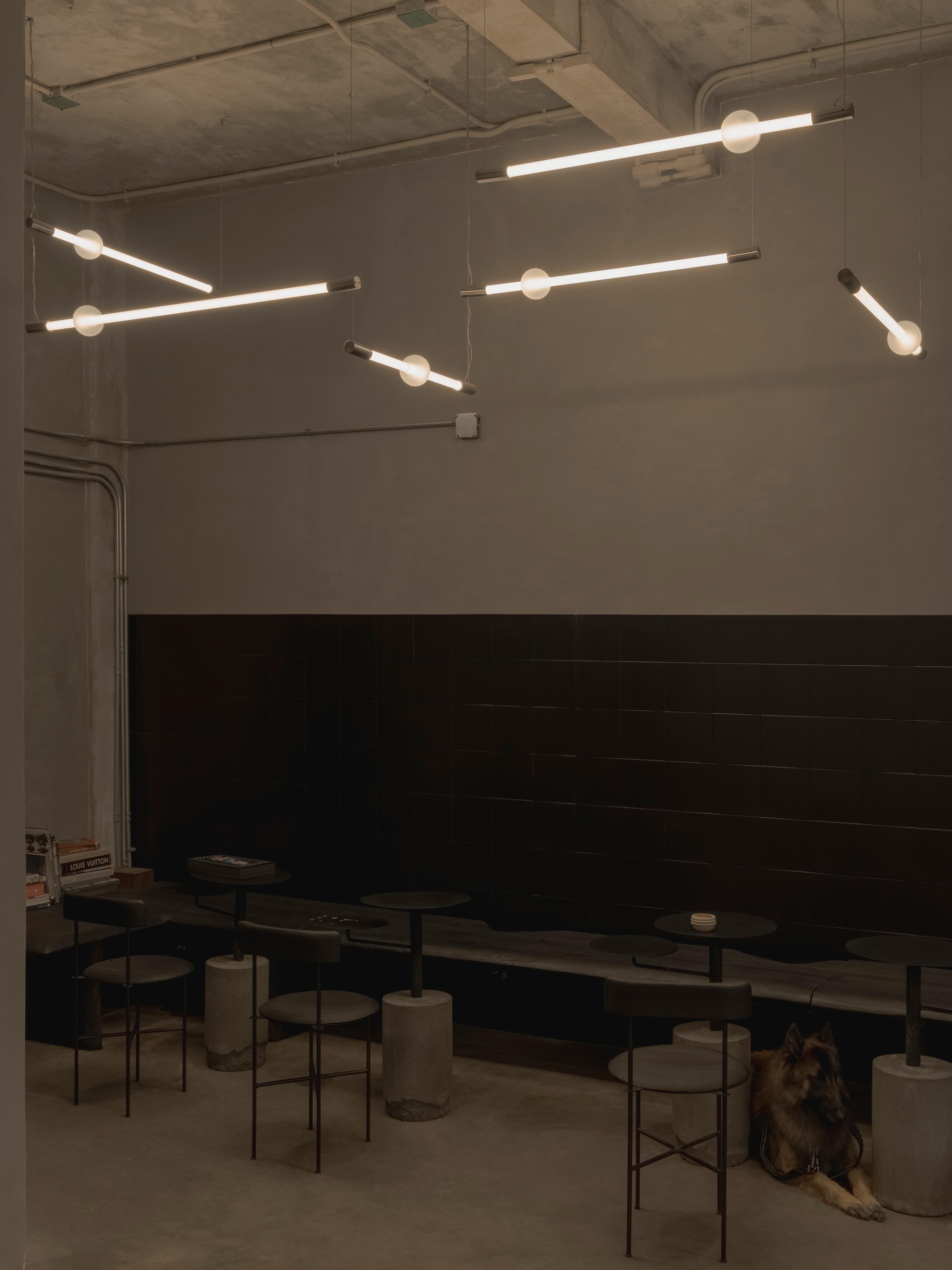 XXI secolo e contemporaneo Lampada a sospensione media Aurum in acciaio inossidabile e vetro smerigliato di Nuumbra in vendita