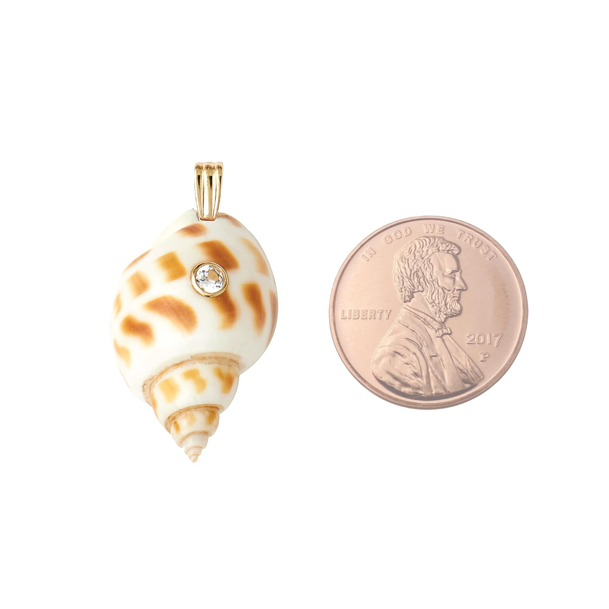 Aurum Natural Shell Anhänger mit 14k Gold und weißem Saphir natürlichen Edelstein (Rundschliff) im Angebot