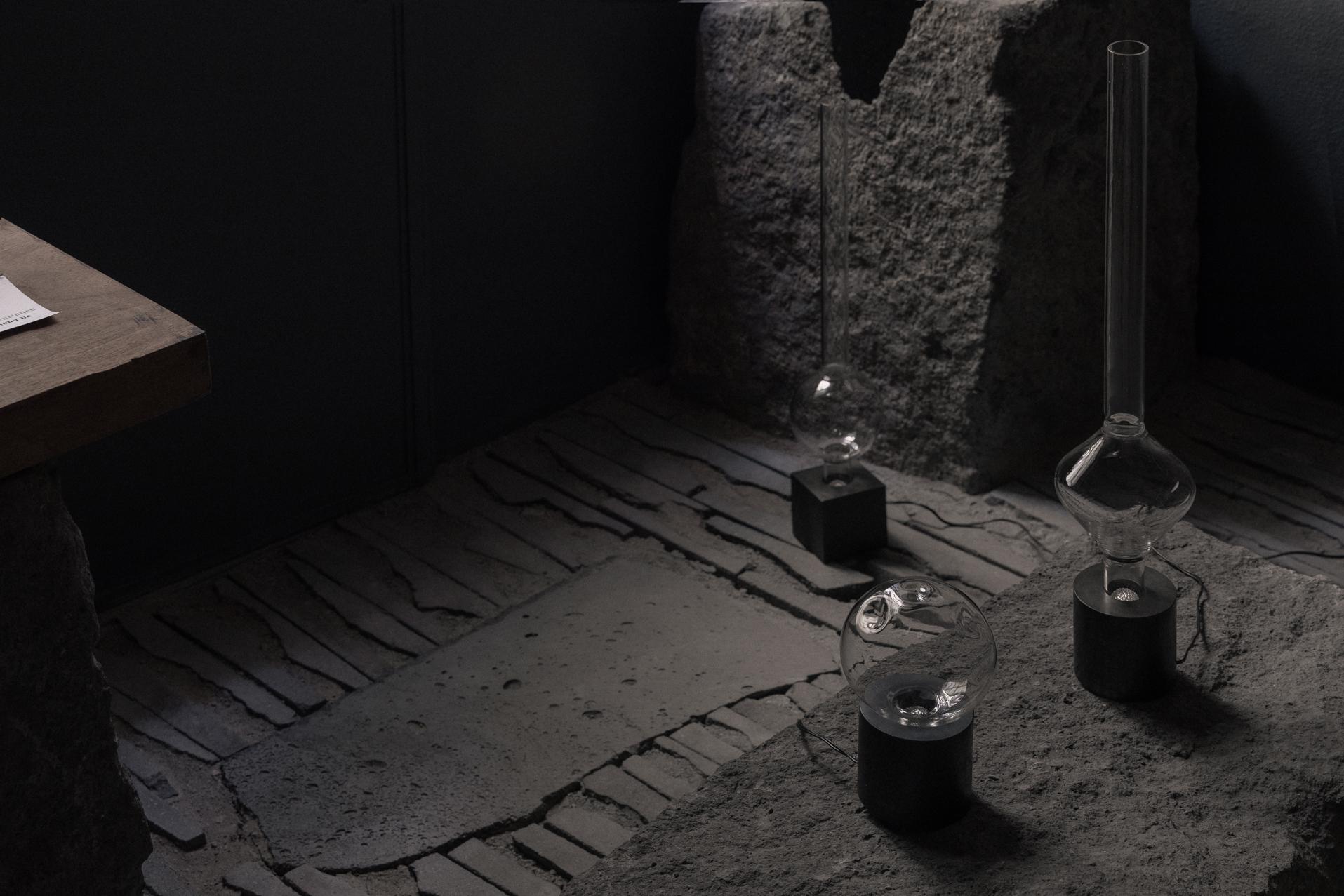 Aurum Table Lamp with Round Base & Glass Sphere Shade by Nuumbra For Sale 1