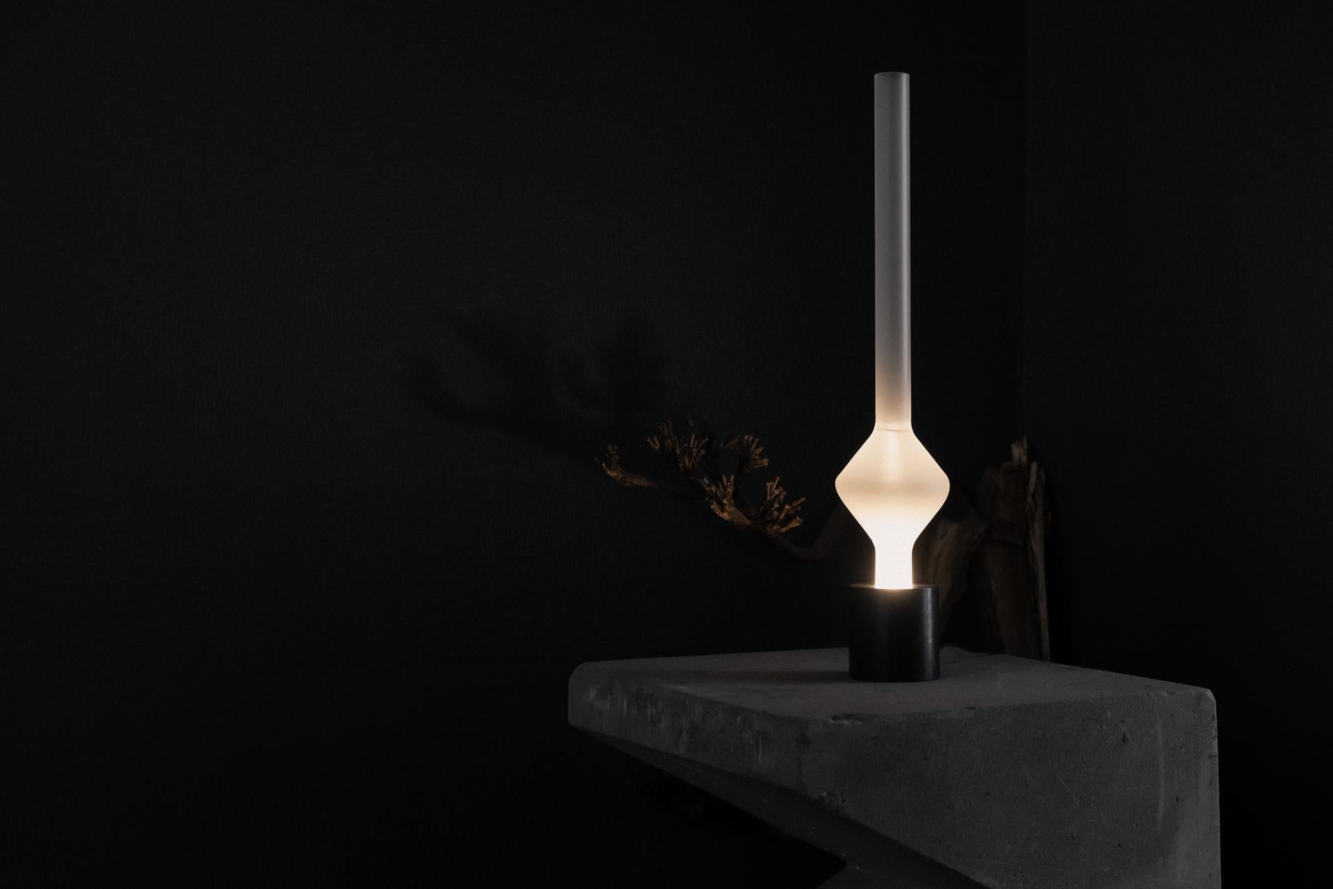 Moderne Lampe de table Aurum avec base ronde et abat-jour diamant en verre de Nuumbra en vente