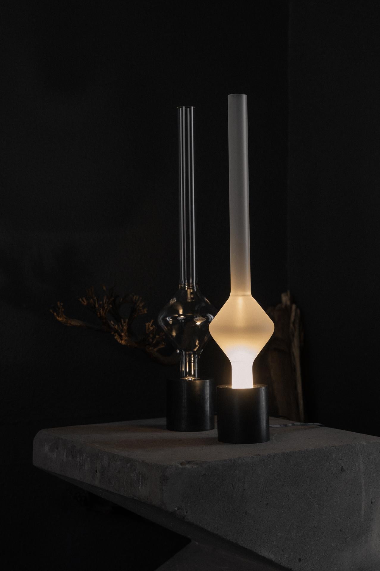 Mexicain Lampe de table Aurum avec base ronde et abat-jour diamant en verre de Nuumbra en vente