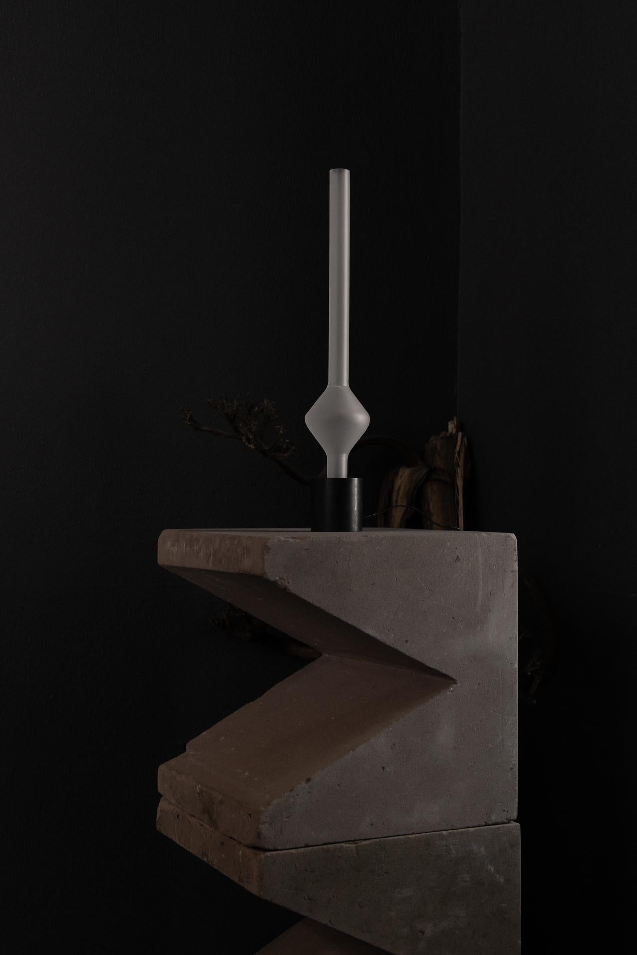 Lampe de table Aurum avec base ronde et abat-jour diamant en verre de Nuumbra Neuf - En vente à Geneve, CH