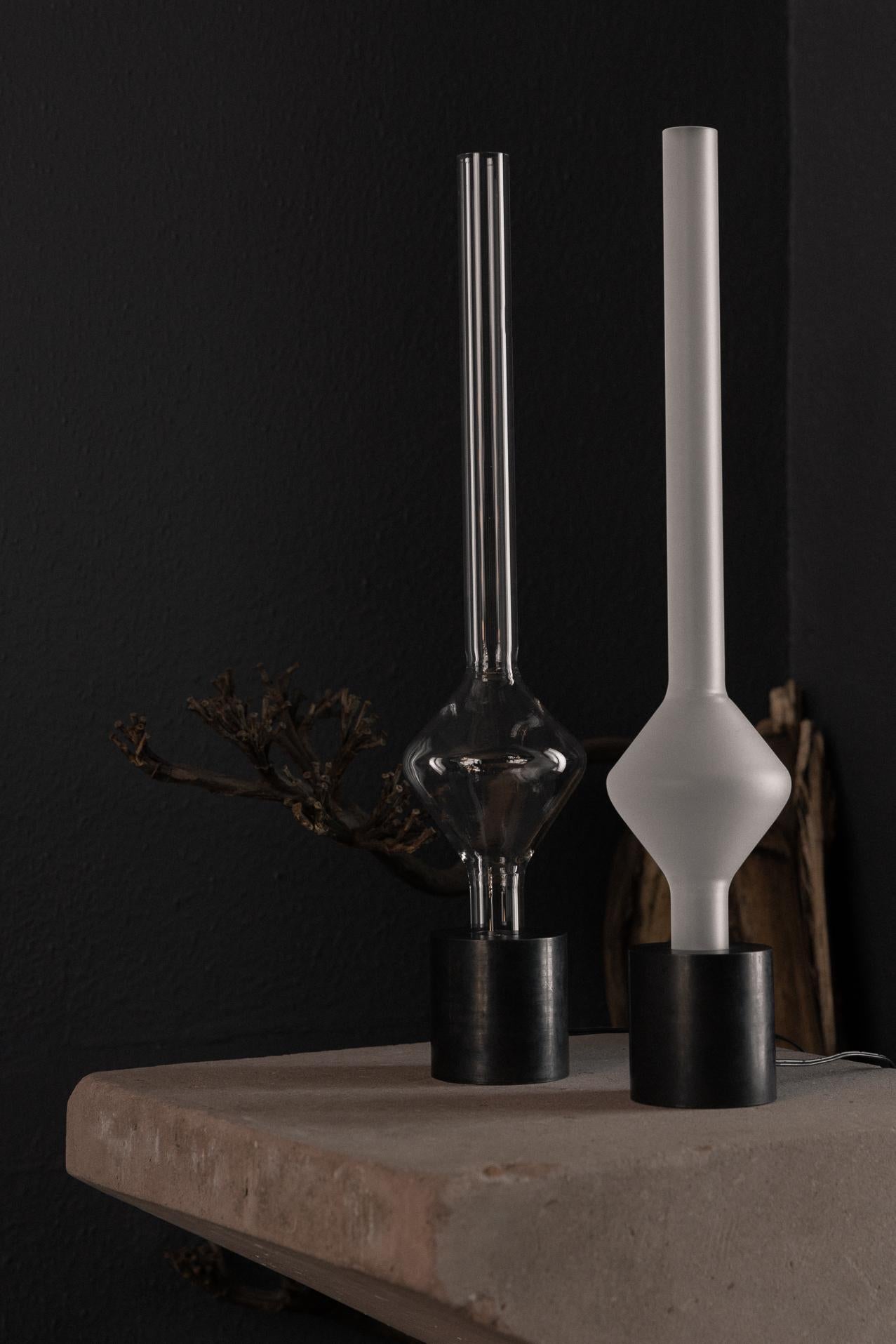 XXIe siècle et contemporain Lampe de table Aurum avec base ronde et abat-jour diamant en verre de Nuumbra en vente