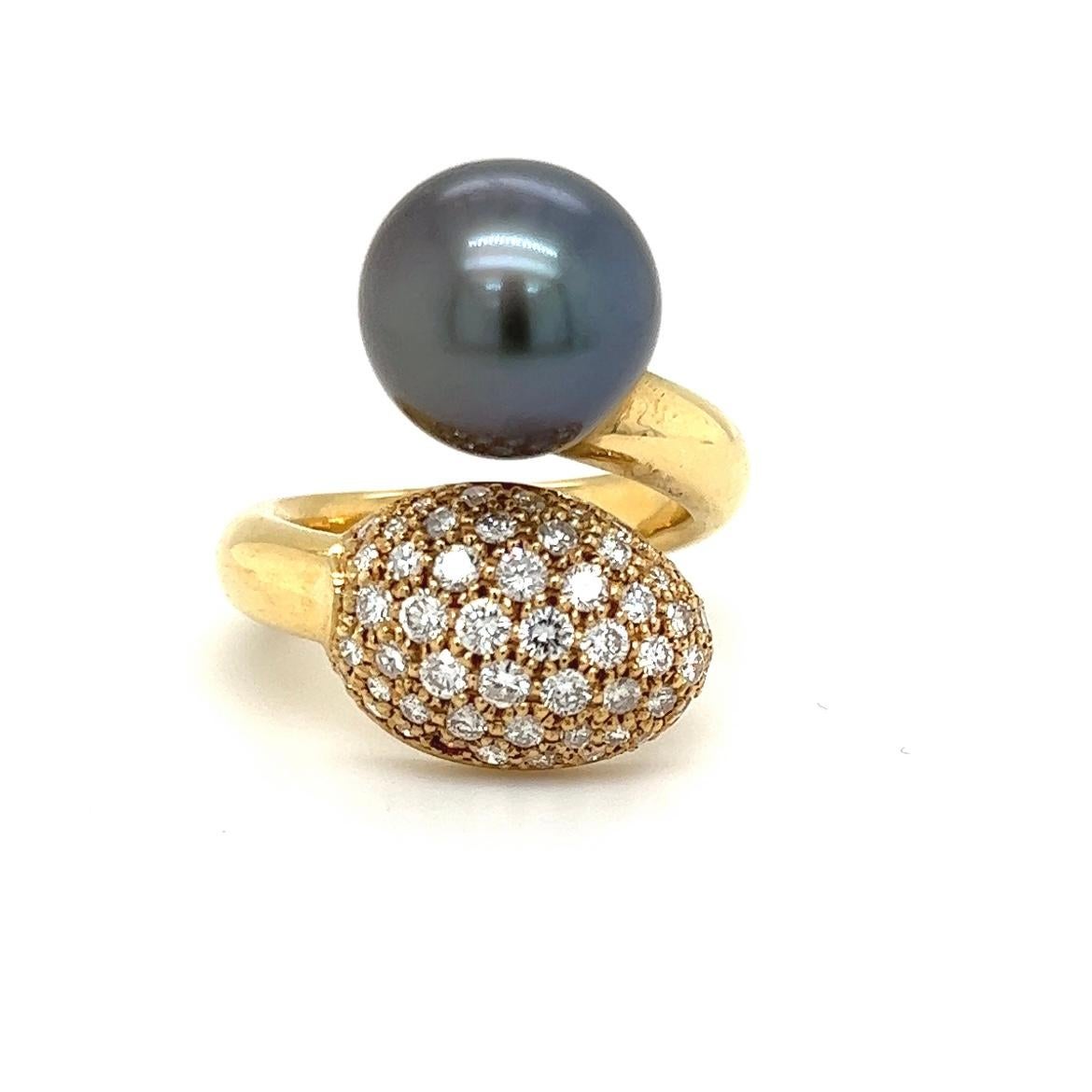 Bei diesem Ring handelt es sich um ein Designer Schmuckstück in 18 Karat (750/-.) Gelbgold mit einer sehr schönen Tahiti-Perle mit einem Durchmesser von 13.2mm. Die Tahiti-Perle hat einen sehr schönen Lüster, eine feine Farbe und eine sehr gute