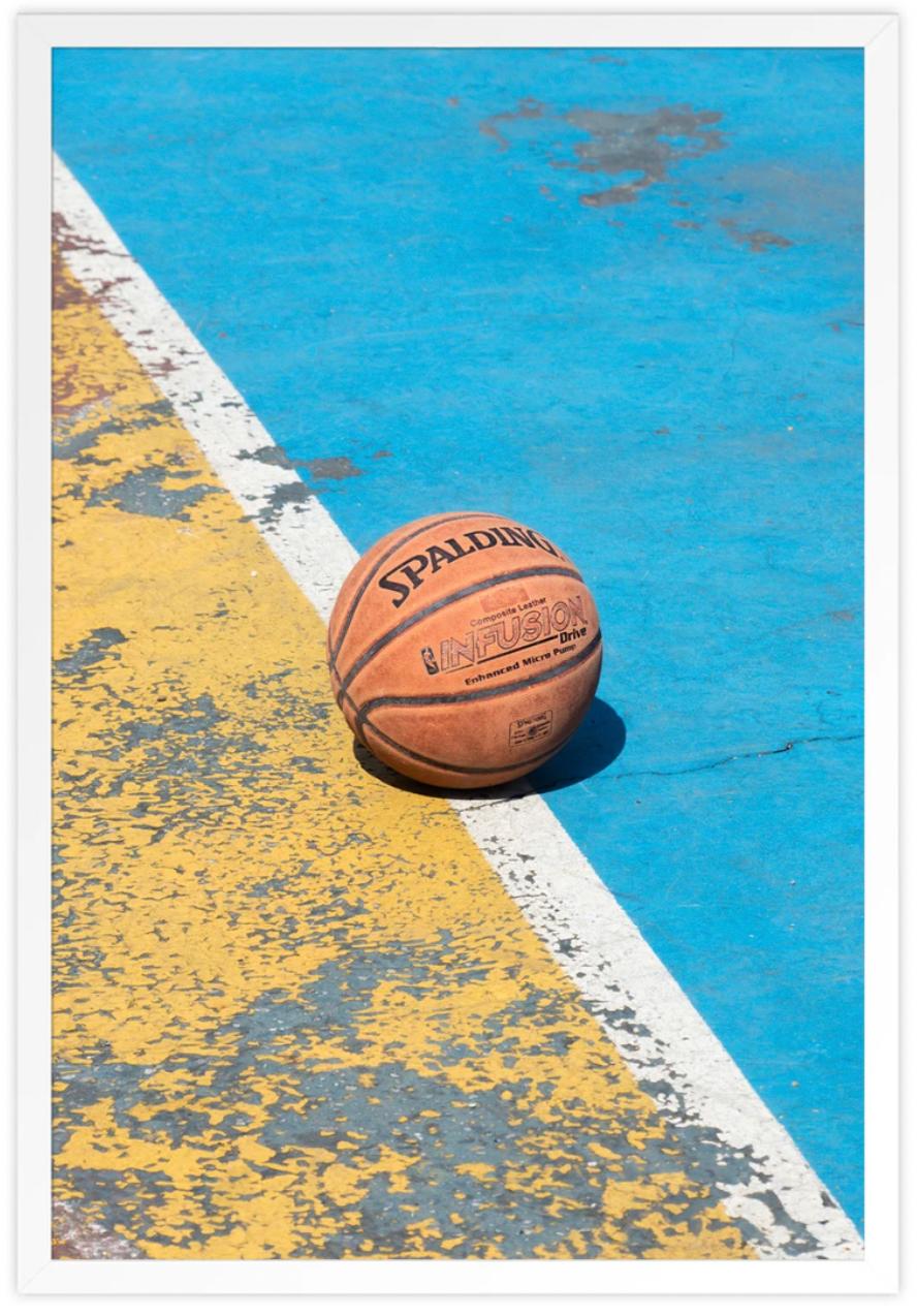 ÜBER DIESEN KÜNSTLER: Austin Bell ist ein Fotograf aus North Carolina, der eine Vielzahl von Landschaften fotografiert. Derzeit konzentriert er sich auf die Aufnahme von Basketballplätzen in Hongkong, sei es aus der Luft, durch Zäune hindurch oder
