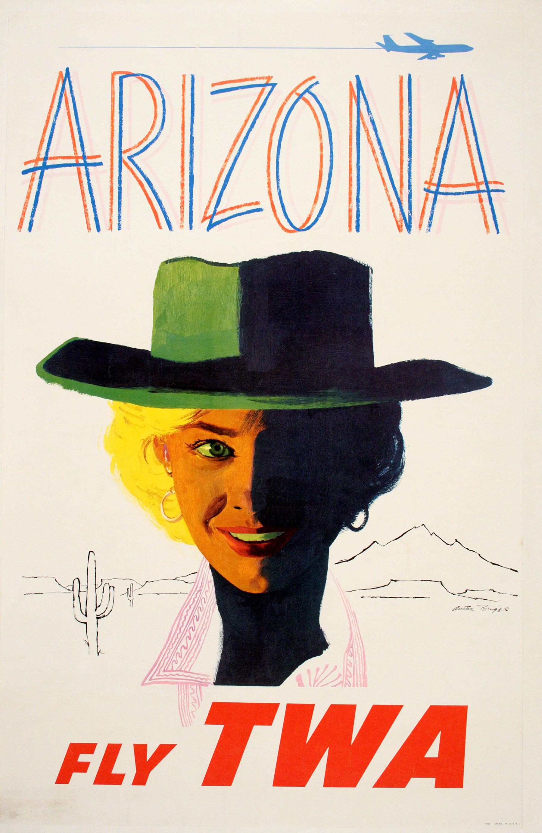 Questo poster d'epoca, creato da Austin Briggs, pubblicizza un viaggio in Arizona con TWA. L'immagine suggerisce la presenza di cactus e montagne, oltre che di cowgirl. TWA (Trans World Airlines) è stata fondata nel 1924 con il nome di