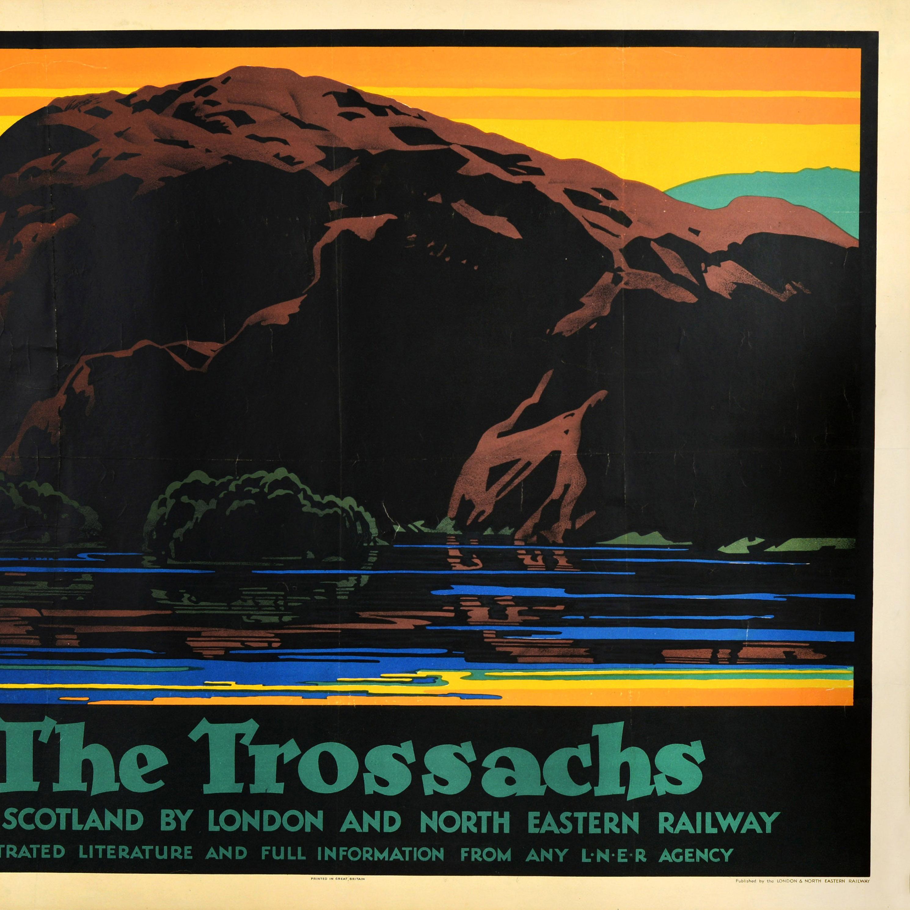 Original LNER Zugreiseplakat, entworfen von einem der führenden englischen Plakatkünstler Austin Cooper (1890-1964): The Trossachs Tour Scotland by London and North Eastern Railway mit einem atemberaubenden Bild, das das ruhige Wasser eines Sees