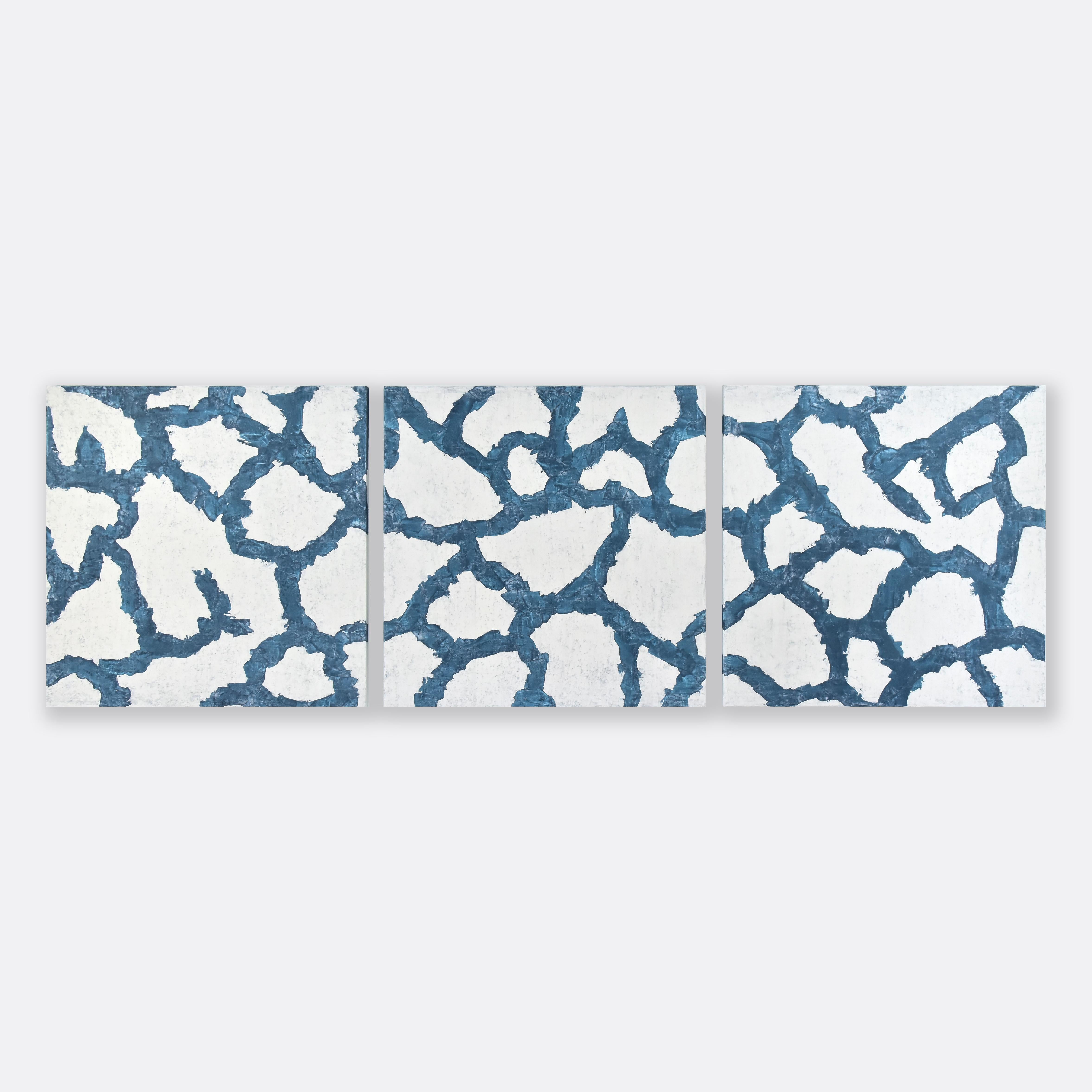 Clear Waters - 3 pièces peinture abstraite bleue et blanche en plâtre et acrylique  - Art de Austin Kerr