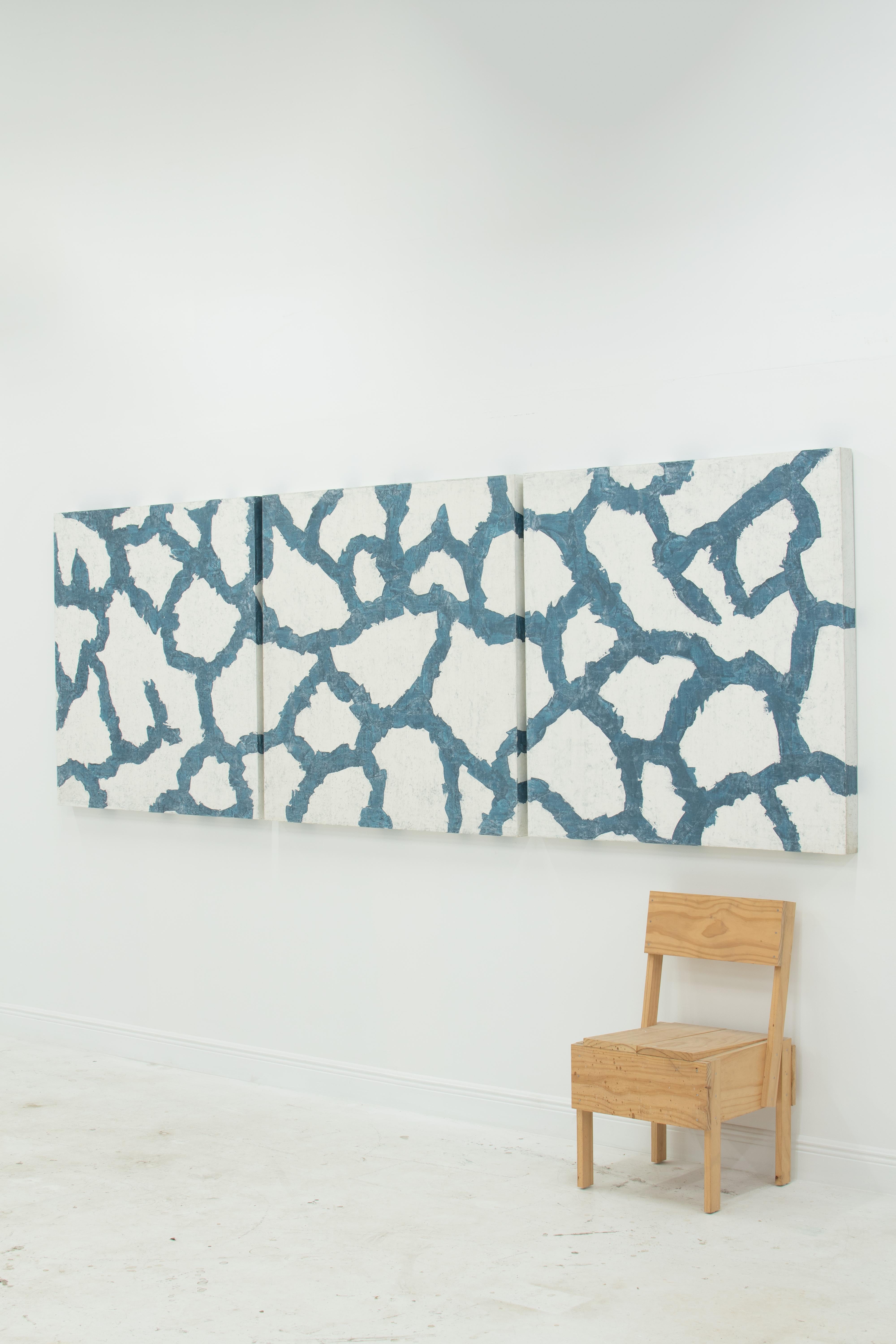 Clear Waters - 3 pi�èces peinture abstraite bleue et blanche en plâtre et acrylique  - Abstrait Art par Austin Kerr