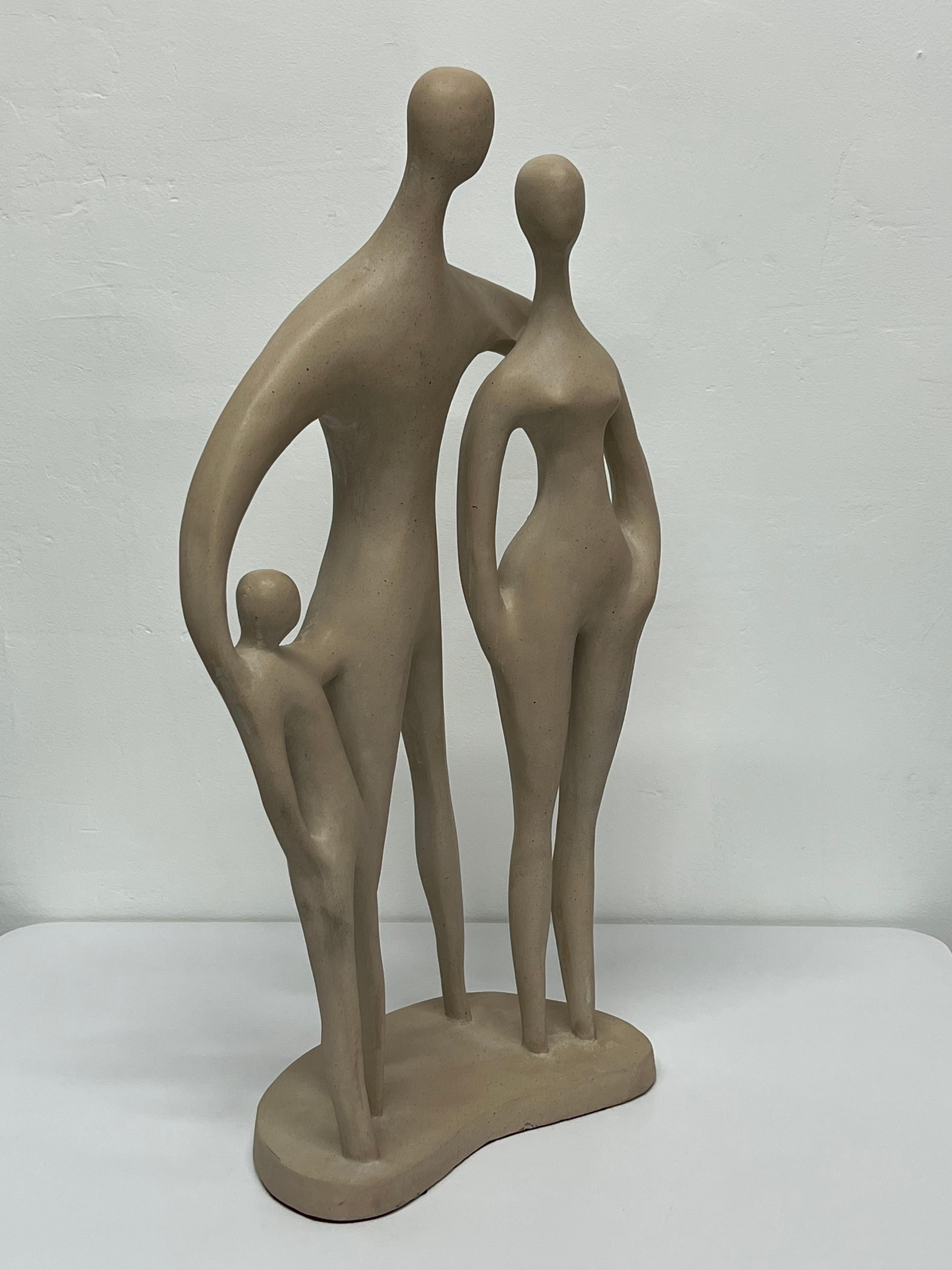 Sculpture moderniste représentant un homme, une femme et un enfant, réalisée par Austin Productions en 1979.