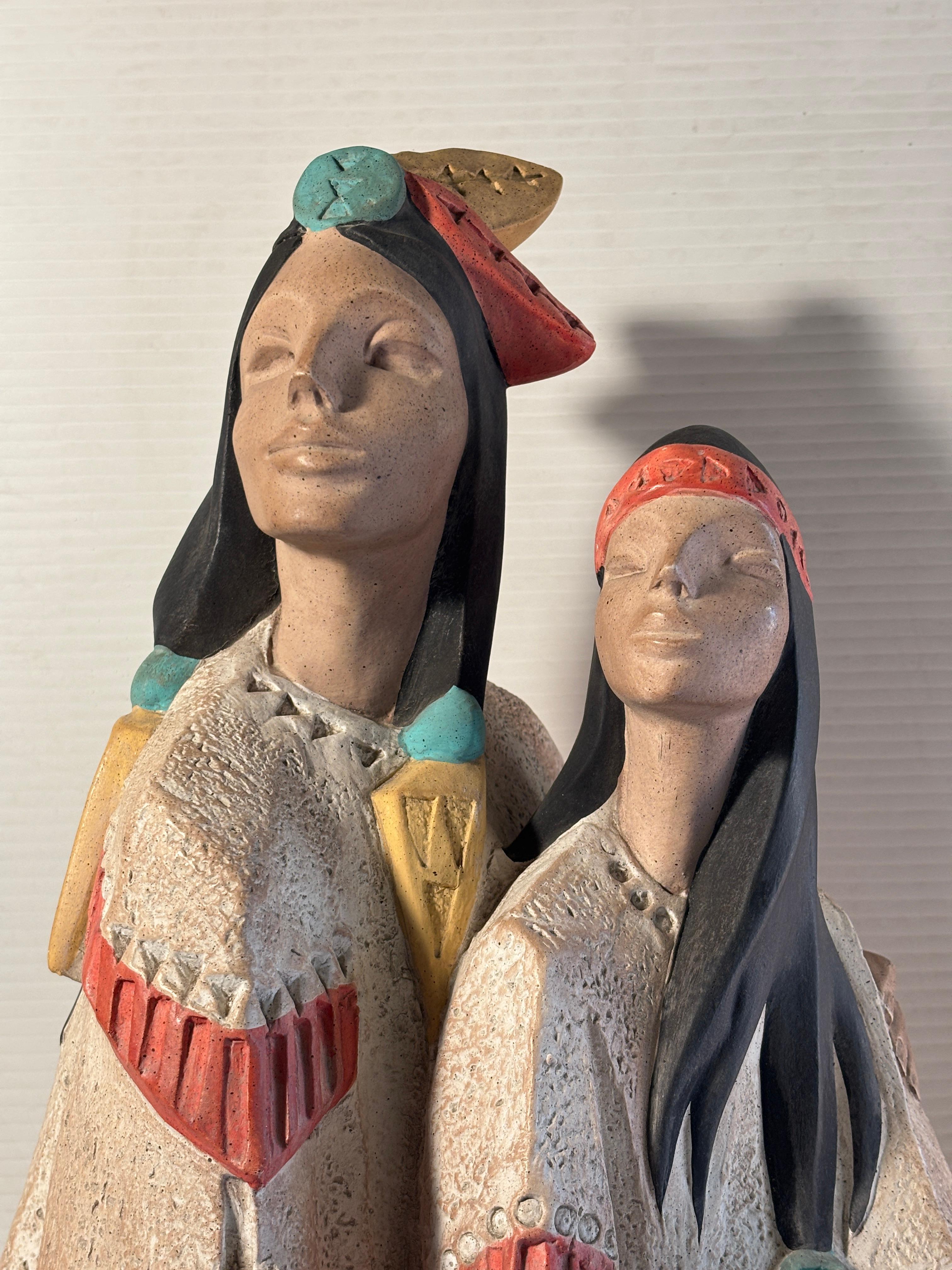 Gran escultura de madre e hijas nativas americanas vestidas con brillantes trajes tradicionales. Gran detalle y uso de los colores.
Por favor, confirme la ubicación NY o NJ