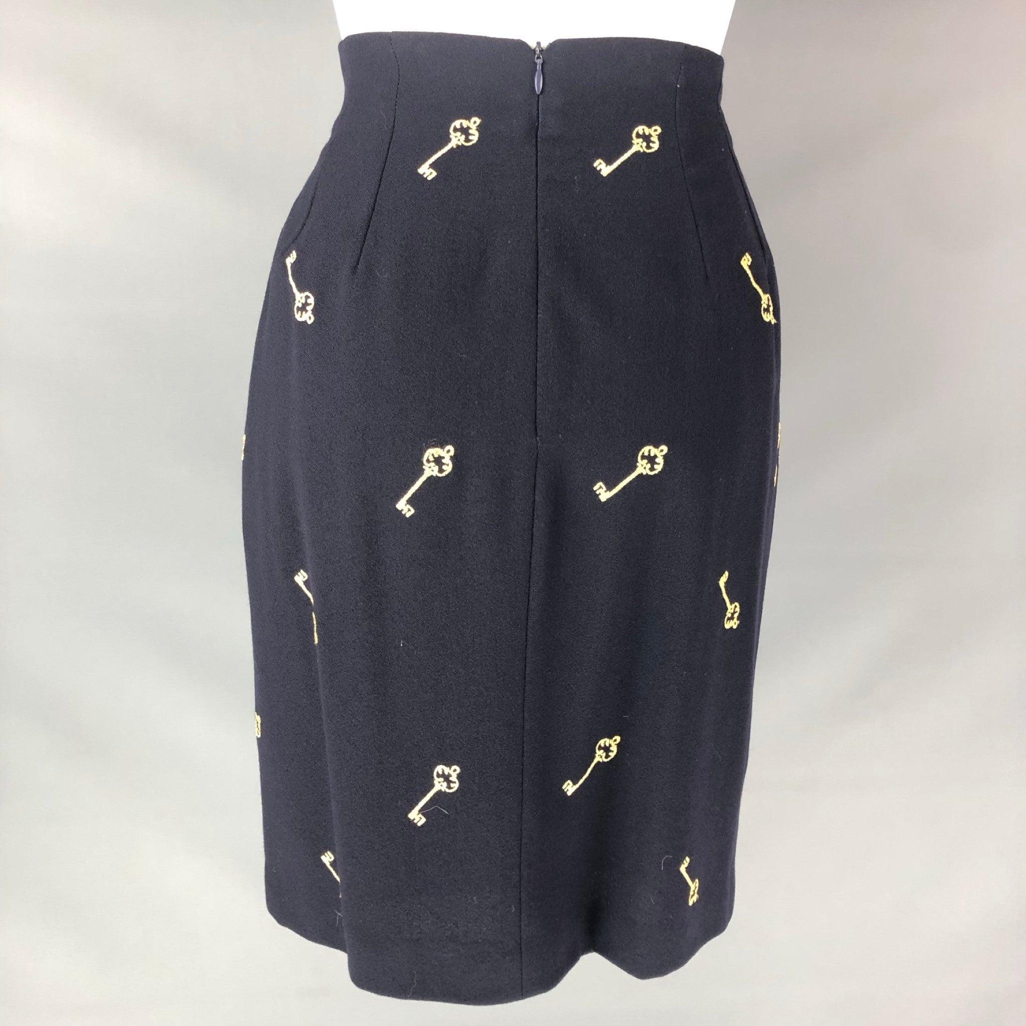 AUSTIN REED
  below knee pencil skirt comes in a navy and yellow embroidery wool featuring back invisible Zip closure and Pleated Front. Made in USA. Excellent Pre-Owned Condition.  
 

 Marked:  6 
 

 Measurements: 
  Waist:28 inHip: 37
