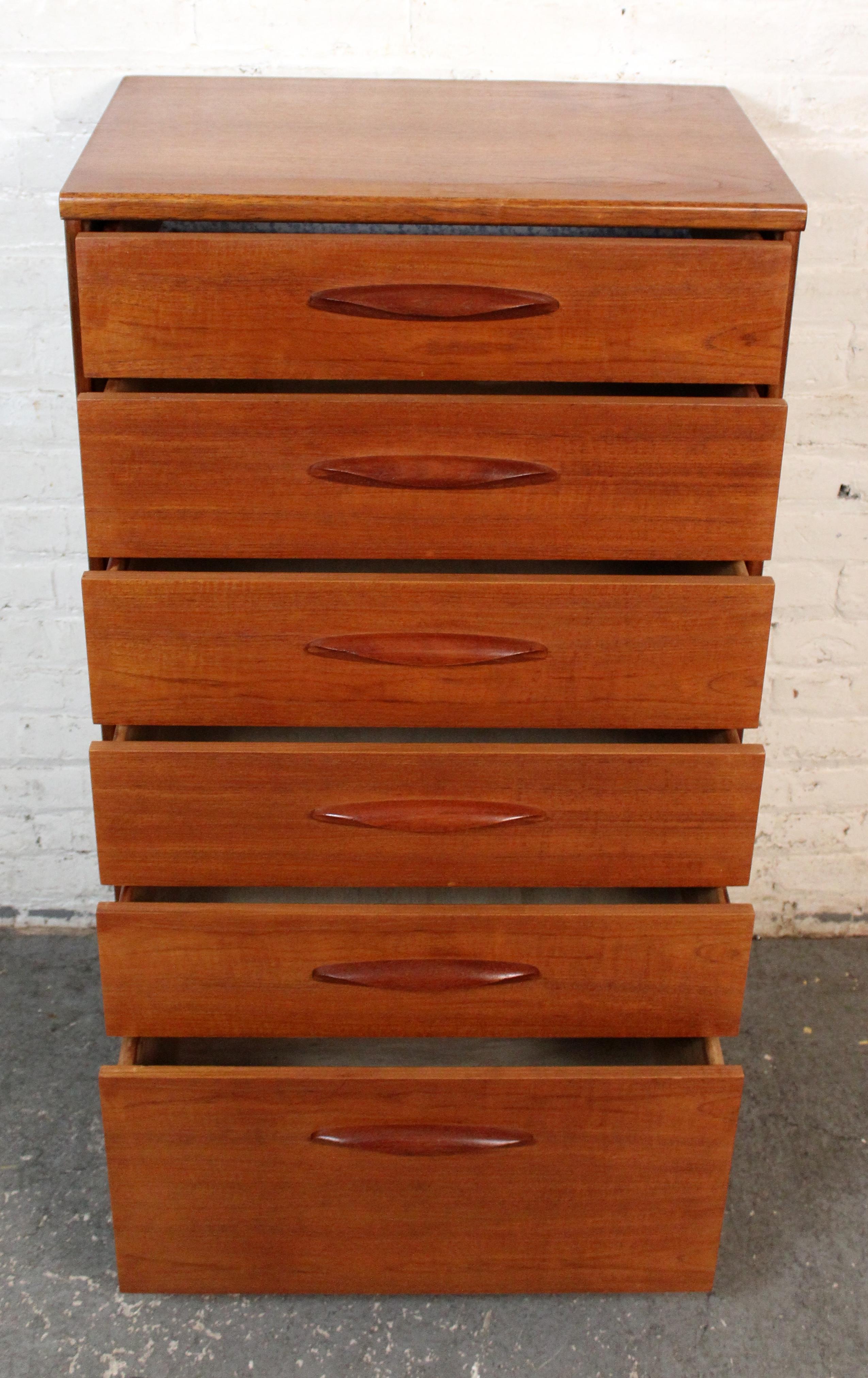 Arcón lencero de teca Austinsuite siglo XX en venta