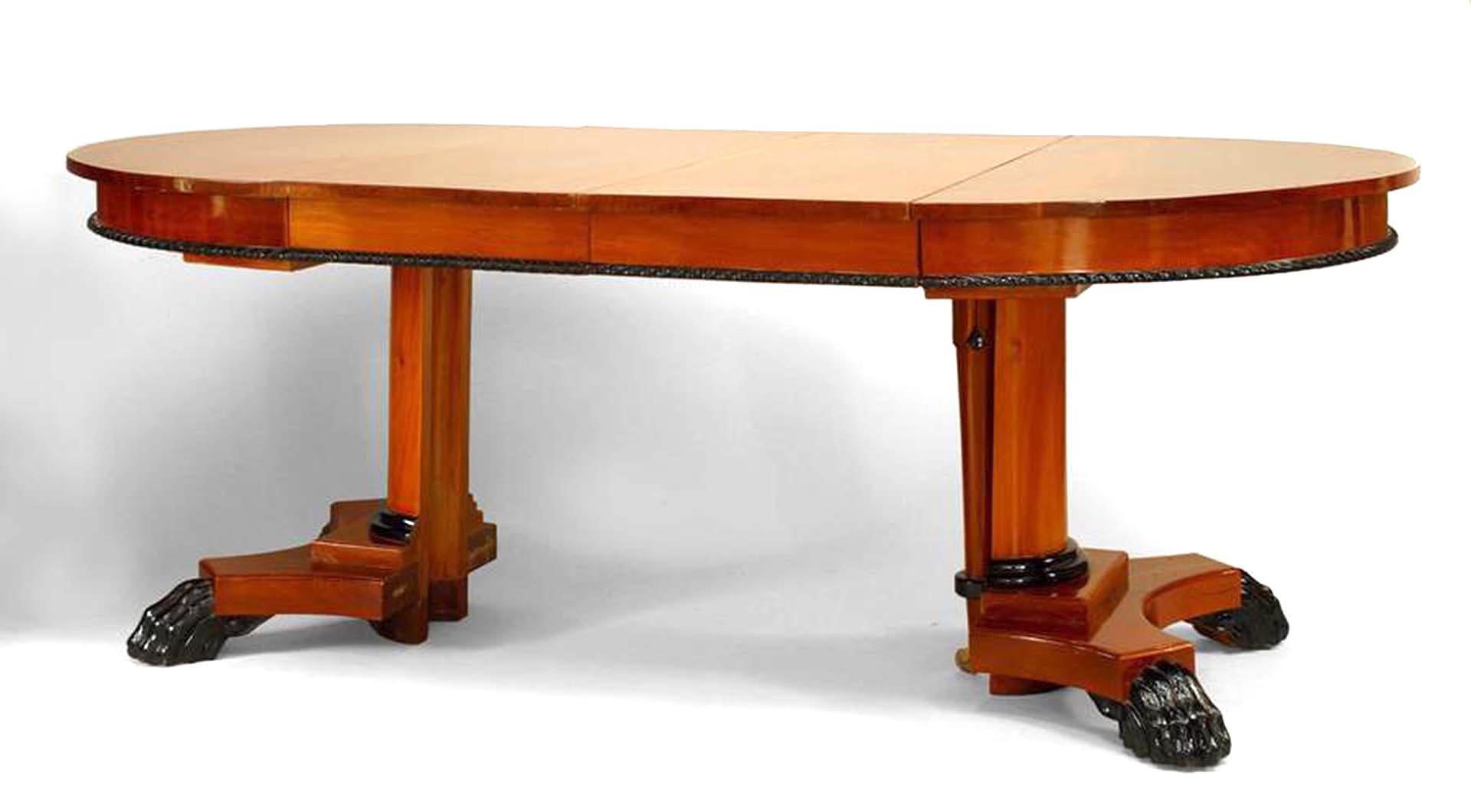 Table de salle à manger de style Biedermeier autrichien (moderne) en acajou avec base ronde à piédestal et plateau ébonisé.  Bordure en corde sur le tablier et pieds griffes. (4 feuilles avec tablier à 17,5