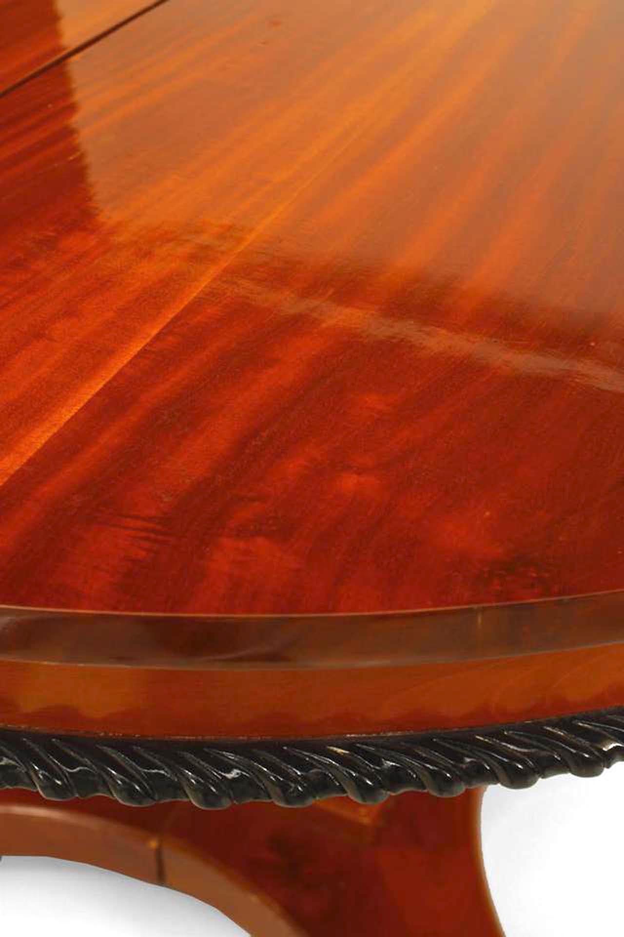 Autrichien Table de salle à manger ronde Biedermeier en acajou en vente