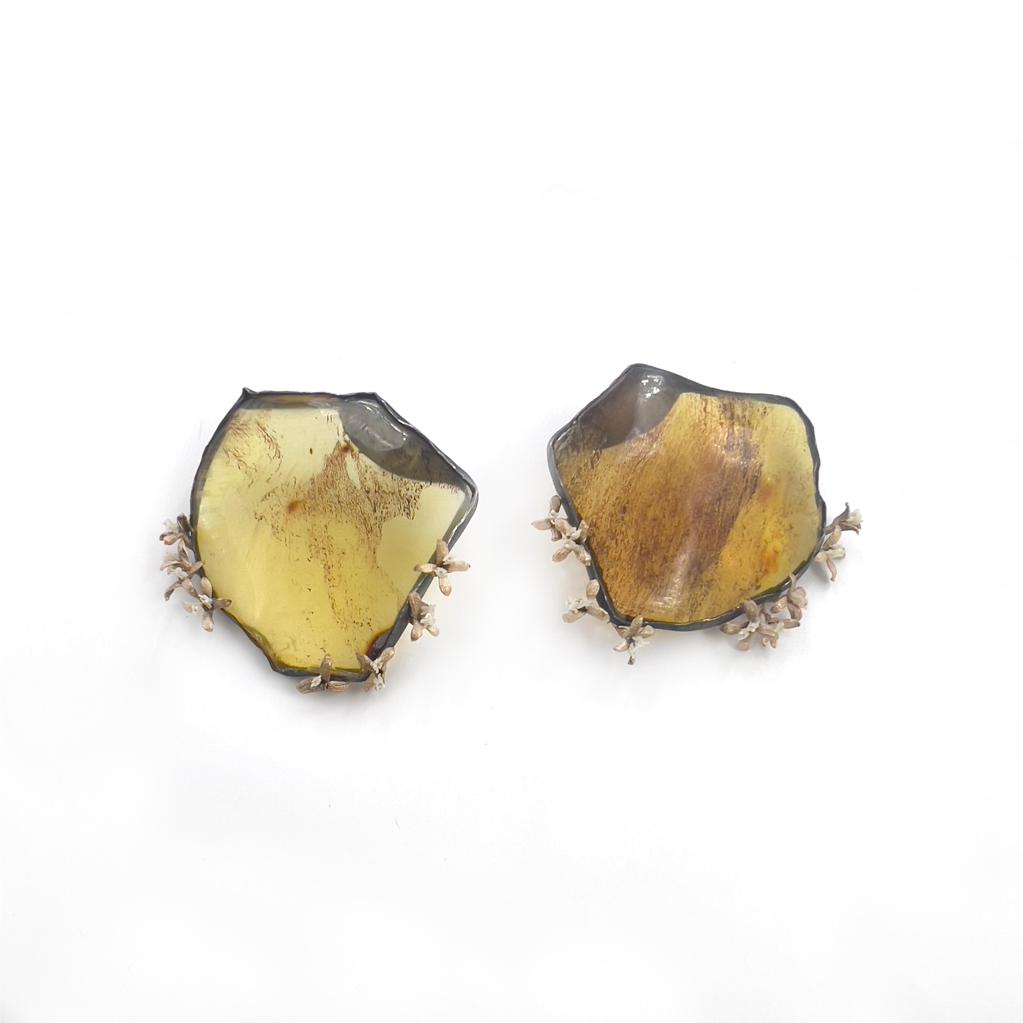 Ces boucles d'oreilles uniques associent la chaleur de l'ambre à une touche délicate de vertèbres de serpent. Chaque paire est méticuleusement fabriquée avec de l'or jaune 14k et de l'argent recyclés, garantissant à la fois l'élégance et la