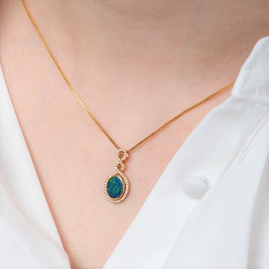 She is beauty. She is grace. ‘Raina’ opal doublet pendant (0.65ct) embodies poise and refinement through a classic blue-green opal colour combination and a simple diamond twist framework. With such an elegant piece to adorn your attire, fascinate