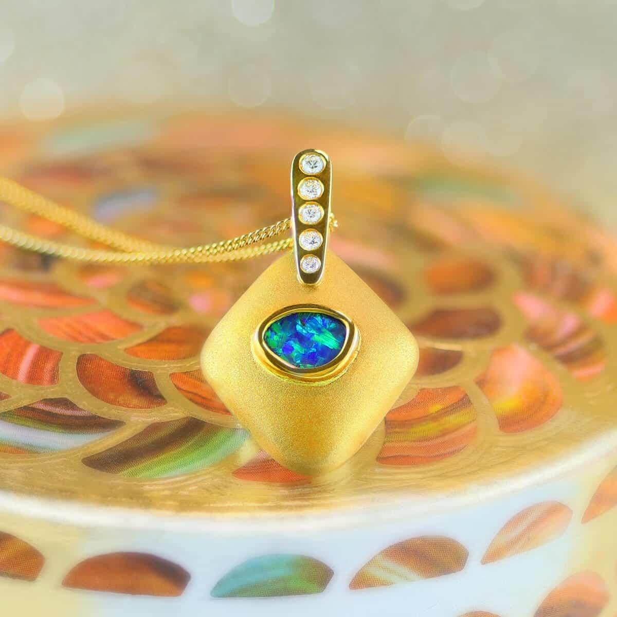 Australian 0.94ct Boulder Opal, Diamond & 18K Gold Necklace In New Condition For Sale In MAIN BEACH, QLD