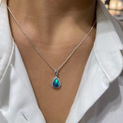 Halskette mit australischem 0,96 Karat schwarzem Opal-Anhänger aus 18 Karat Weißgold mit Diamanten