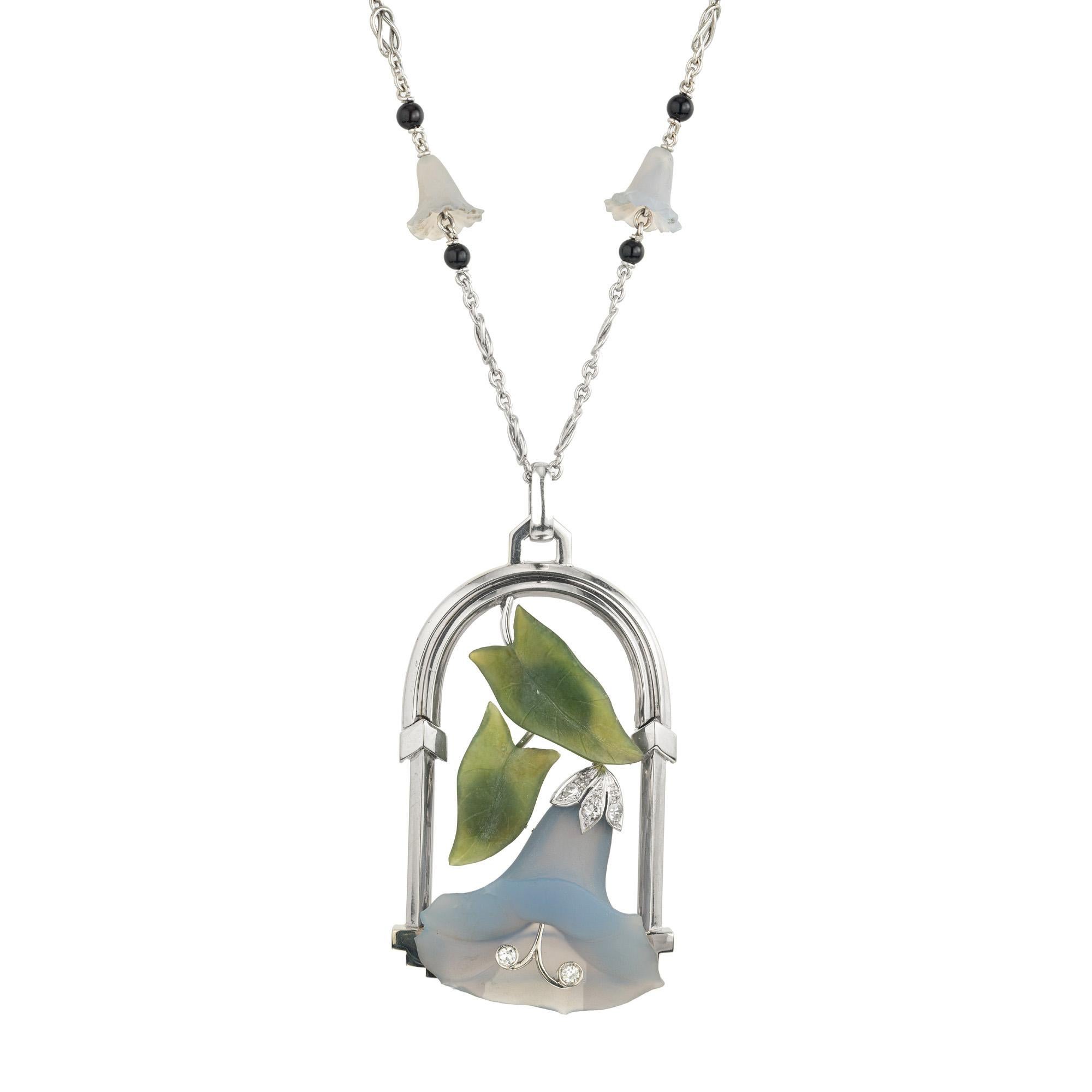 Scopri l'Eleganza con la nostra collana con diamante australiano, agata, giada e onice in oro bianco 14k degli anni '60. Questo pezzo squisito è una sinfonia di bellezza naturale e artigianato senza tempo. Cinque diamanti rotondi con un fiore di
