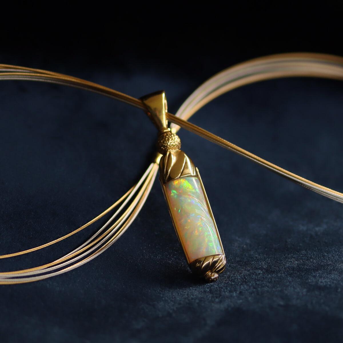 Cabochon Australian 10.70ct Light Opal & 18K Gold Necklace For Sale