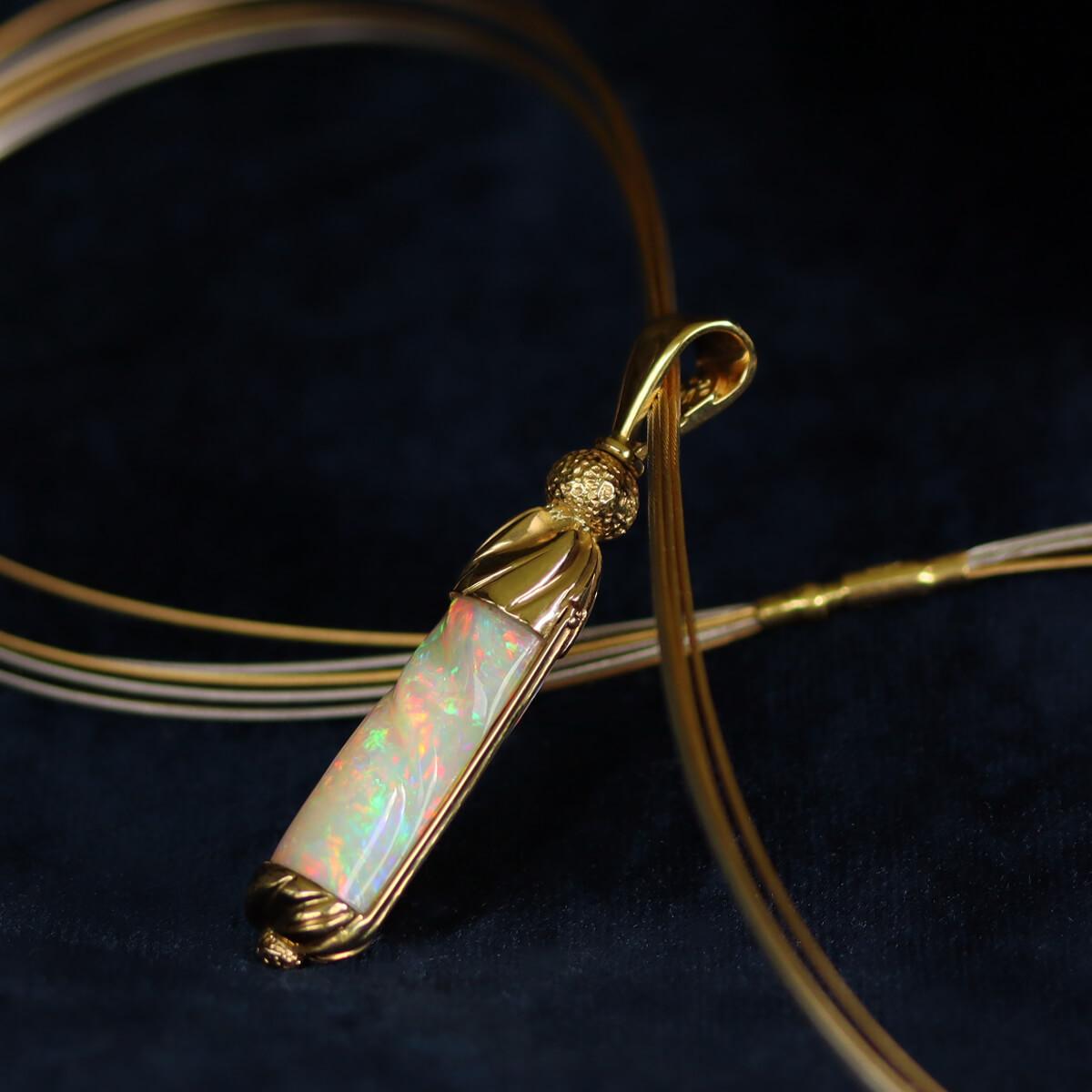 Australian 10.70ct Light Opal & 18K Gold Necklace In New Condition For Sale In MAIN BEACH, QLD