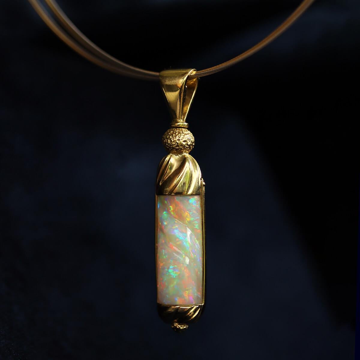 Women's Australian 10.70ct Light Opal & 18K Gold Necklace For Sale