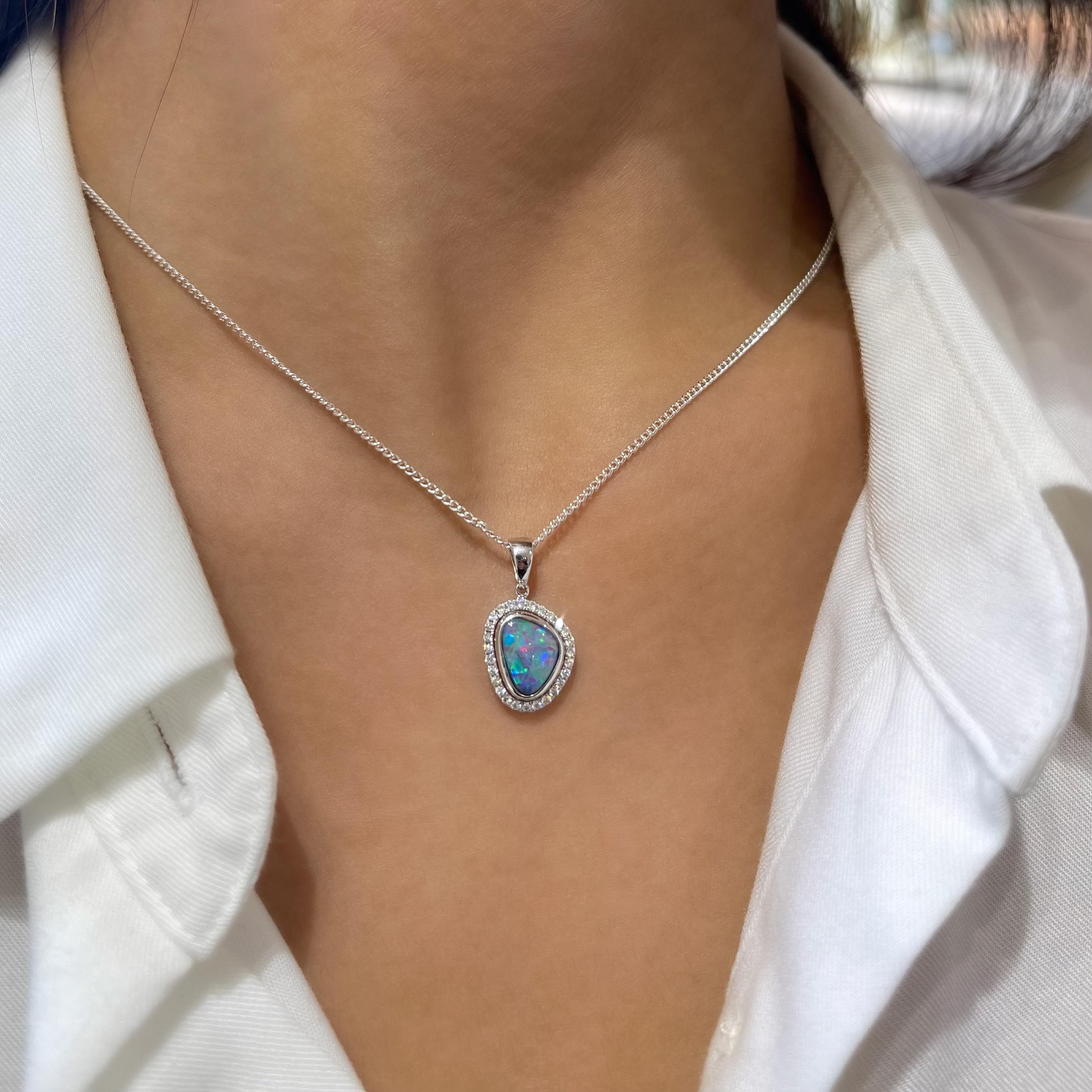 The ‘Elita’ opal doublet pendant (1.13ct) masterfully set in 18K white gold and framed by a set of 45 delicate dazzling diamonds is a classic and romantic piece to express one’s sophistication. Discrete enough to work either during the day or the