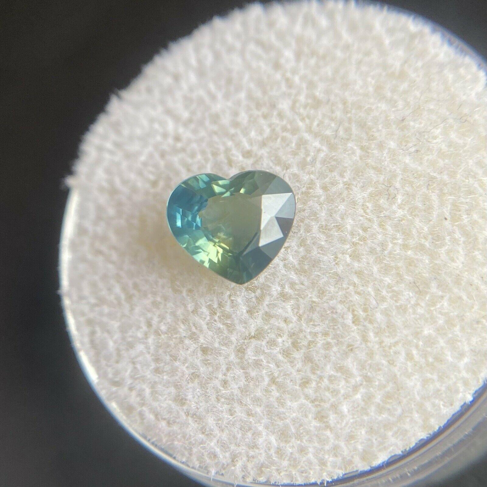 Australischer 1,15ct Bi Farbe Grünlich Blau Gelb Saphir Herzschliff Edelstein 7x6,2mm

Natürlicher grünlich-blauer/gelber zweifarbiger australischer Saphir Edelstein.
1.15ct Karat Stein mit einer schönen und einzigartigen grünlich blau/gelben Farbe