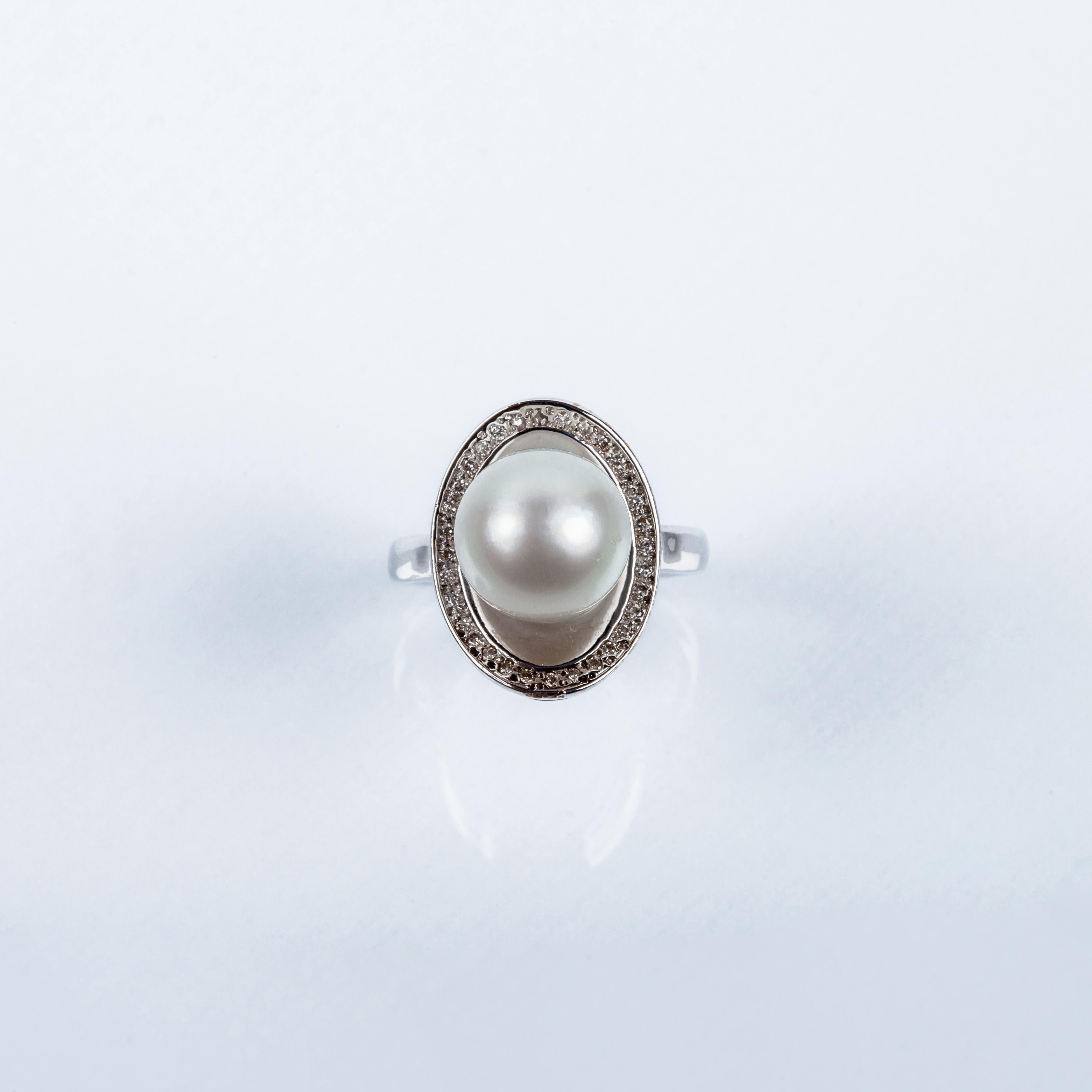 Romantic Australian Pearl Shell Ring in 18 Karat White Gold and Diamonds For Sale