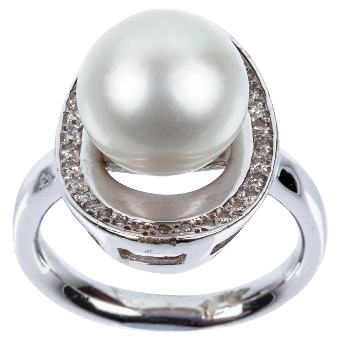 Australian Pearl Shell Ring in 18 Karat White Gold and Diamonds For Sale
