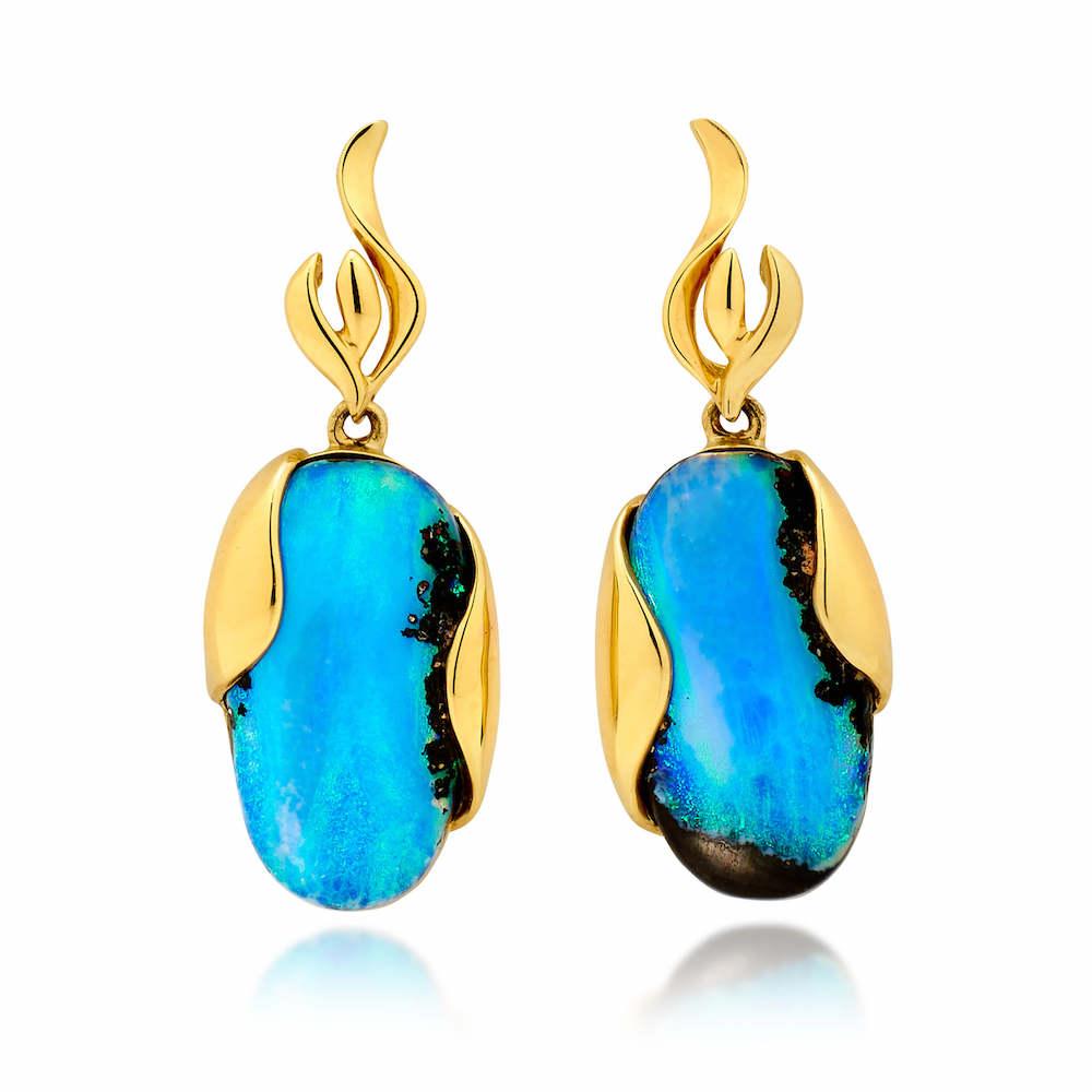 “Midsummer Night’s Dream” opal earrings are like a memory of a beautiful dream. A remarkable pair of rare boulder opals (12.37ct) from our own mines in Jundah-Opalville are held in an 18K gold embrace. The effect is elegant simplicity. 

Designed by
