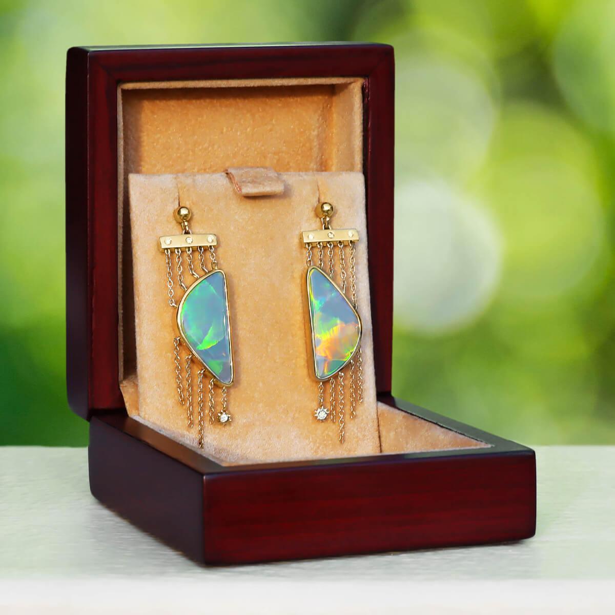 SPECIFICATIONS
Opal Type: Dark Opal
Opal Weight: 13.77ct
Diamonds: 0.08ct D IF - F VVS
Metals: 18K solid Gold

THE GRYFFIN OPAL DIFFERENCE
By investing in solid Australian opal jewellery by House Gryffin, you are choosing ethical, sustainable