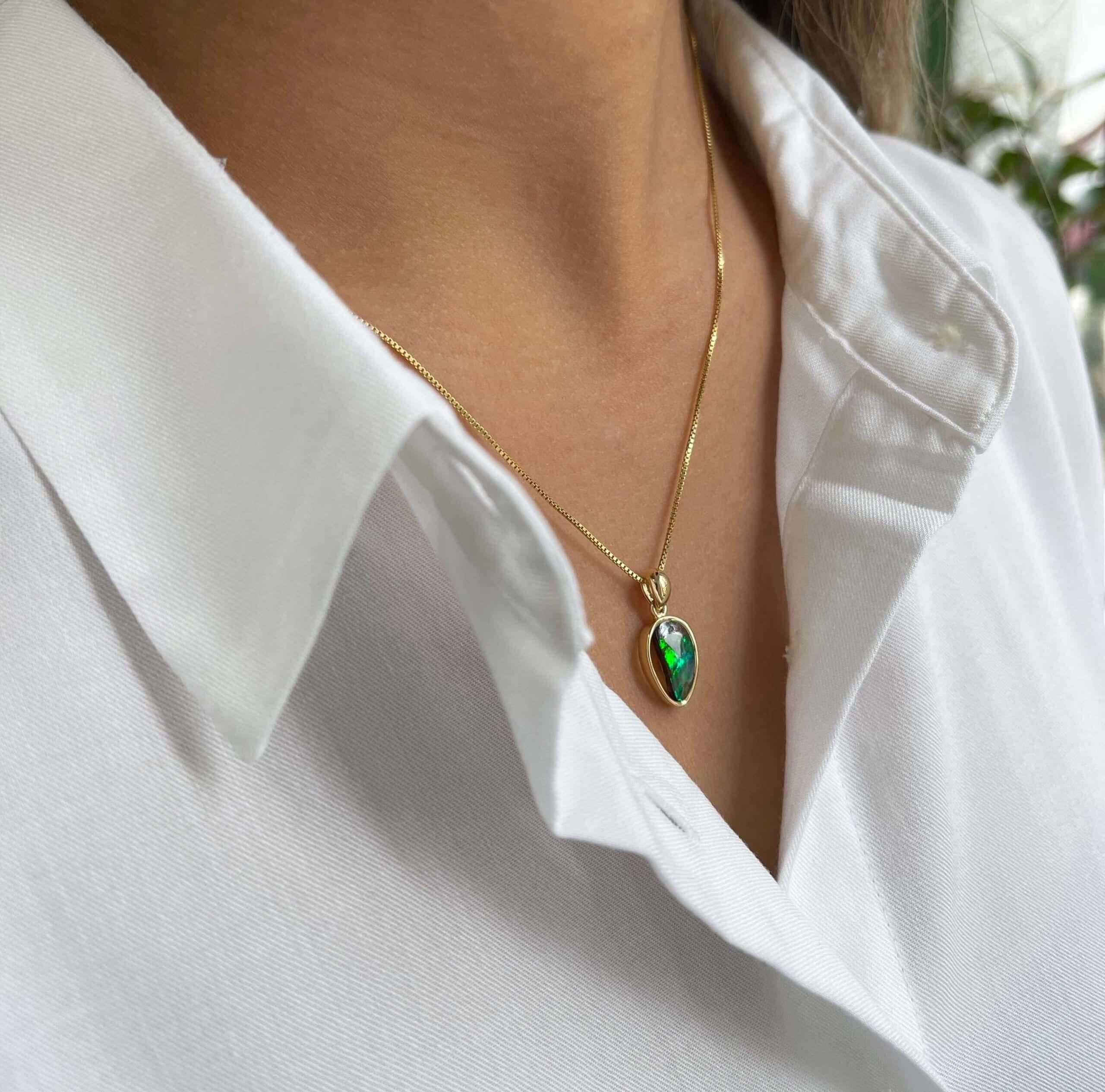 Inspiré par le plus grand amour de Dante. le pendentif en opale 