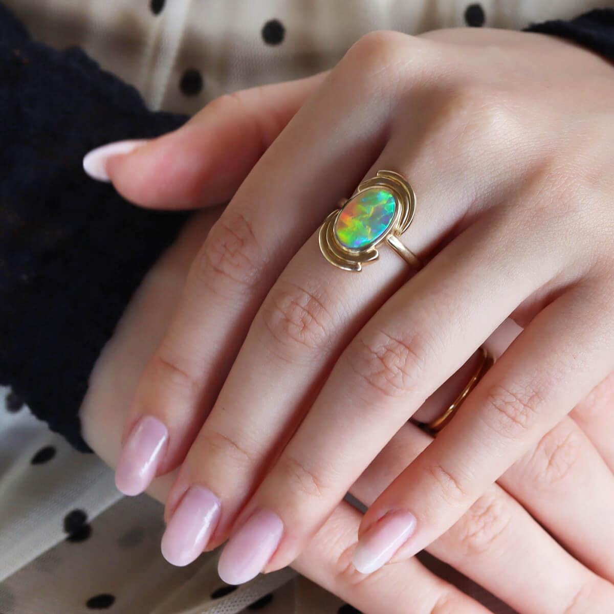 Women's or Men's Australian 1.94ct Dark Crystal Opal & 18K Yellow Gold Ring For Sale