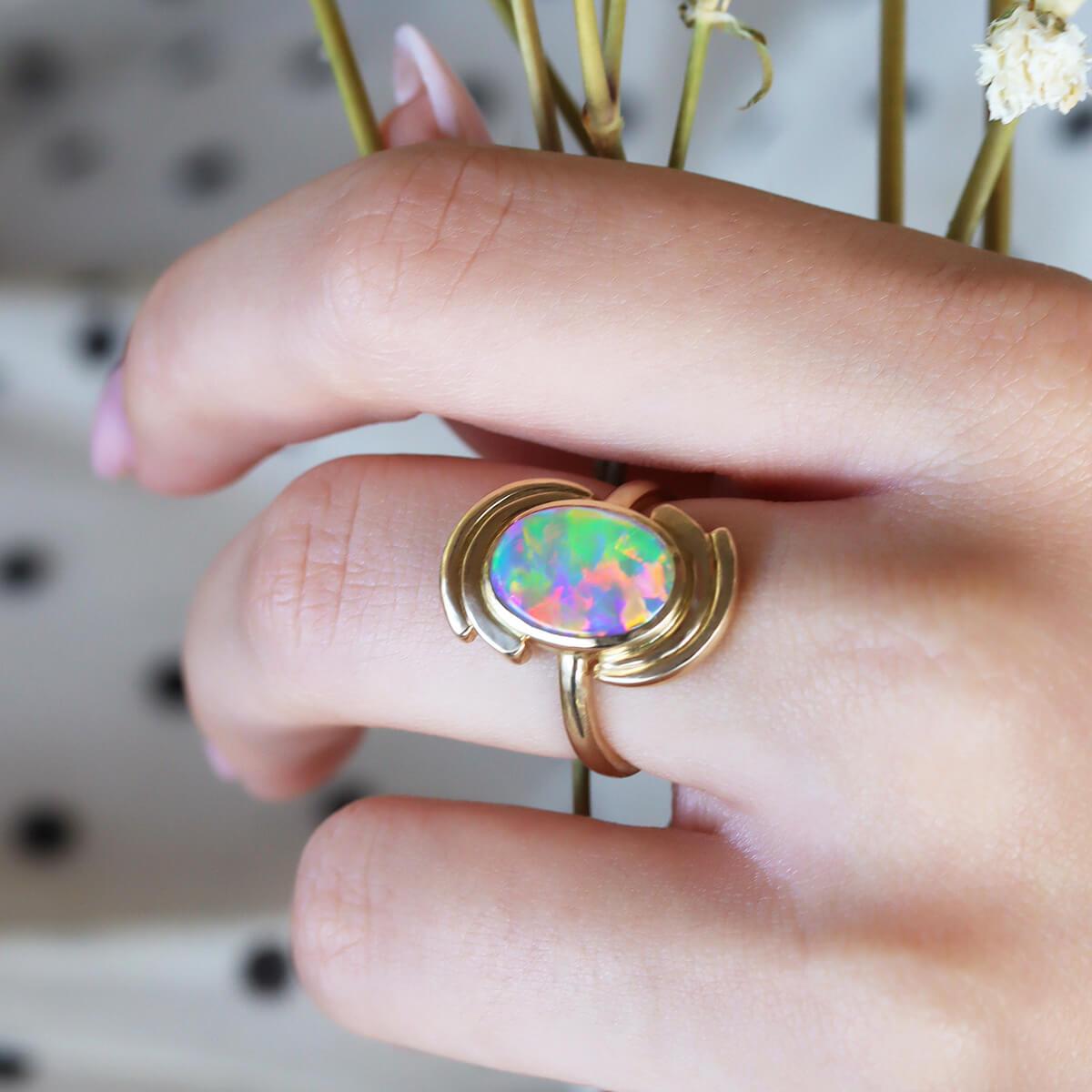 Australian 1.94ct Dark Crystal Opal & 18K Yellow Gold Ring For Sale 1