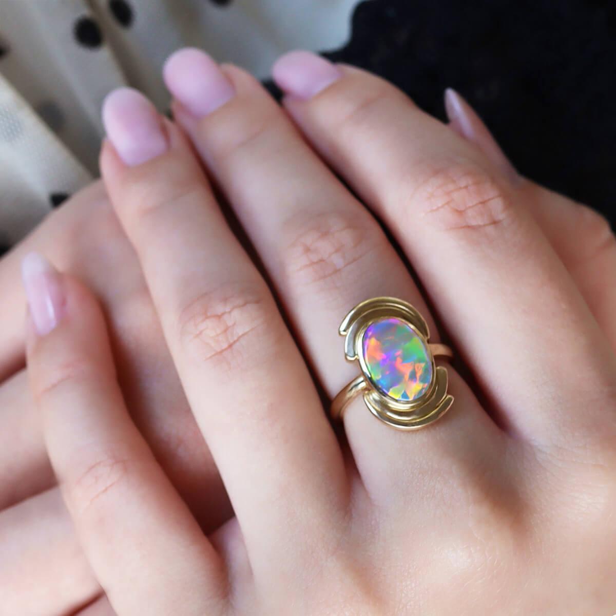 Australian 1.94ct Dark Crystal Opal & 18K Yellow Gold Ring For Sale 2